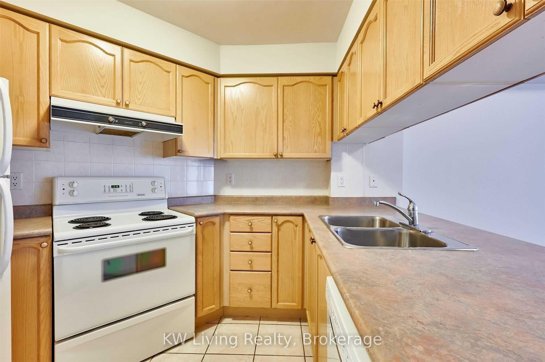 909 Bay Street Unit 606 photo 9