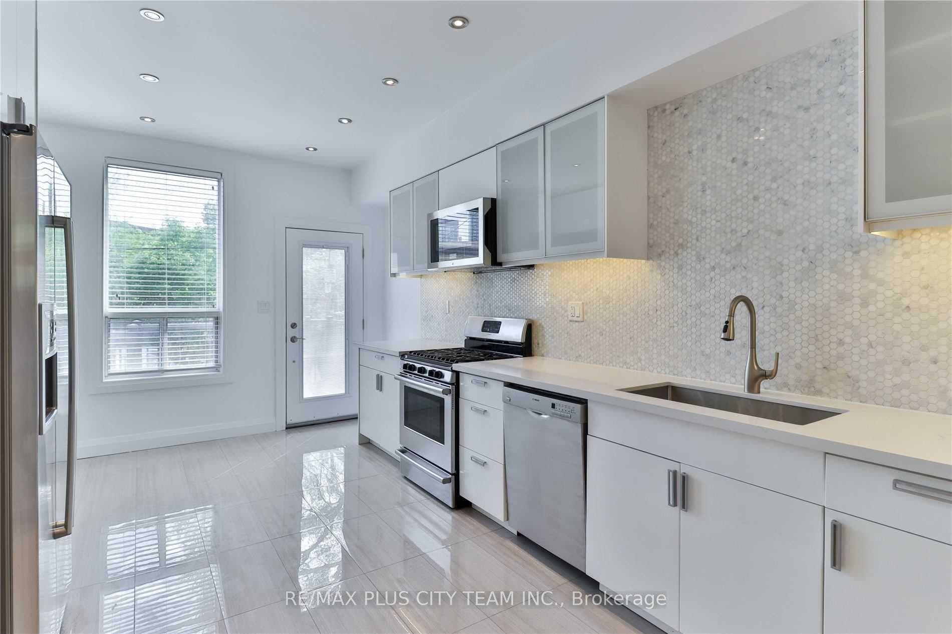 153 Niagara Street Unit Upper photo 15