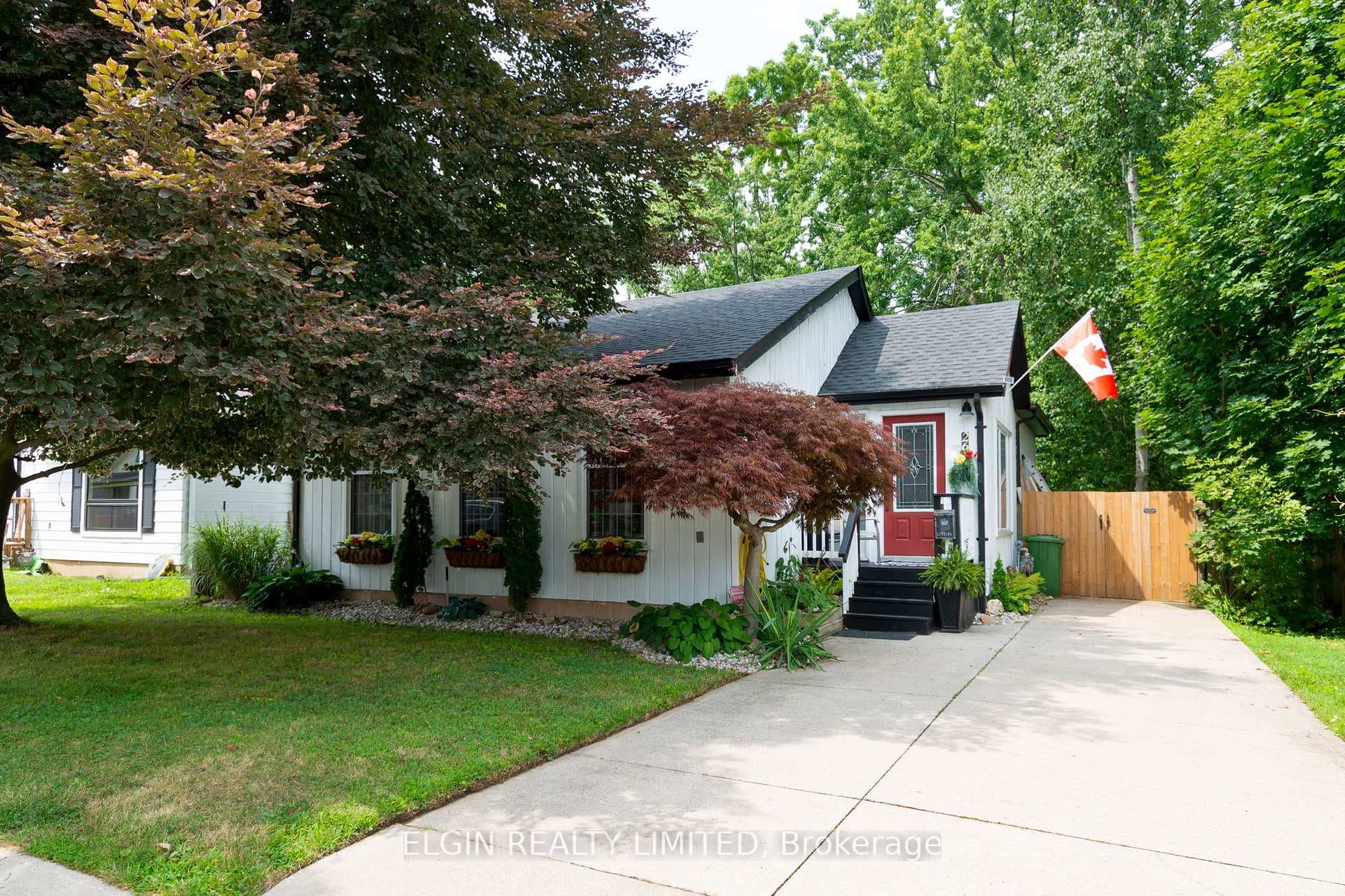 26 Oak Street photo 1