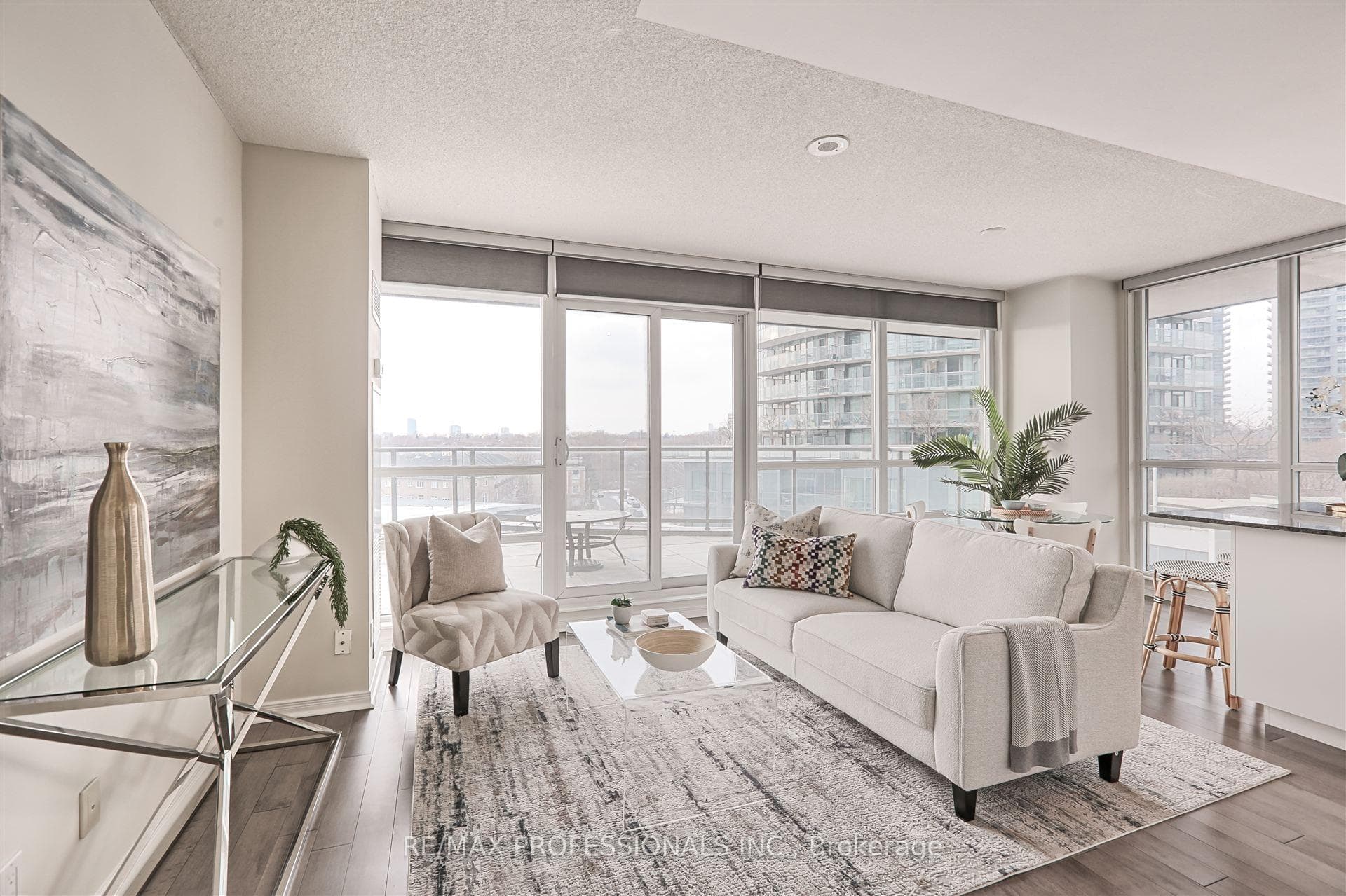2240 Lake Shore Boulevard photo 4