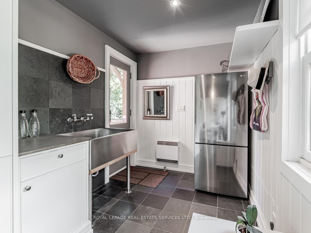 20 Howland Avenue photo 18