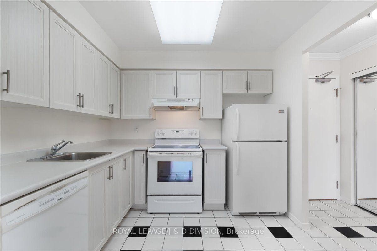 21 Overlea Boulevard Unit 1306 photo 9
