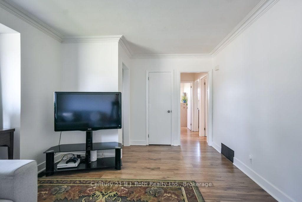 449 Irwin Street photo 9