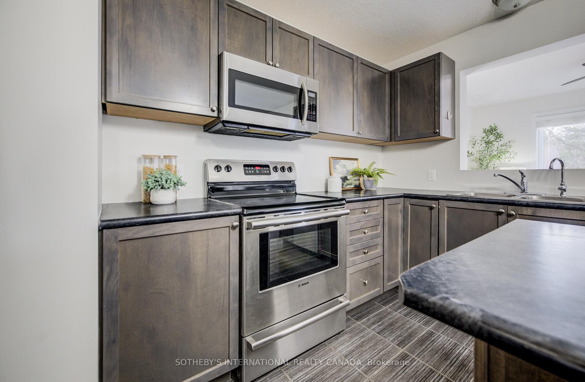 358 Maverick Street photo 20