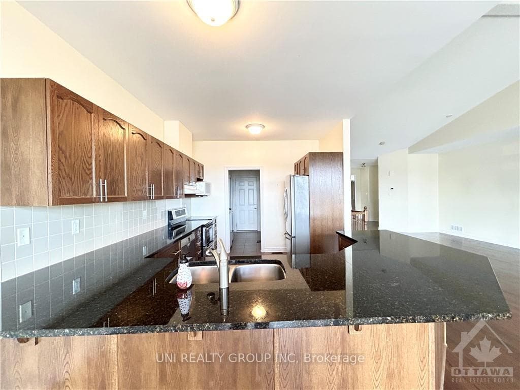 228 PONDVIEW Crescent photo 4
