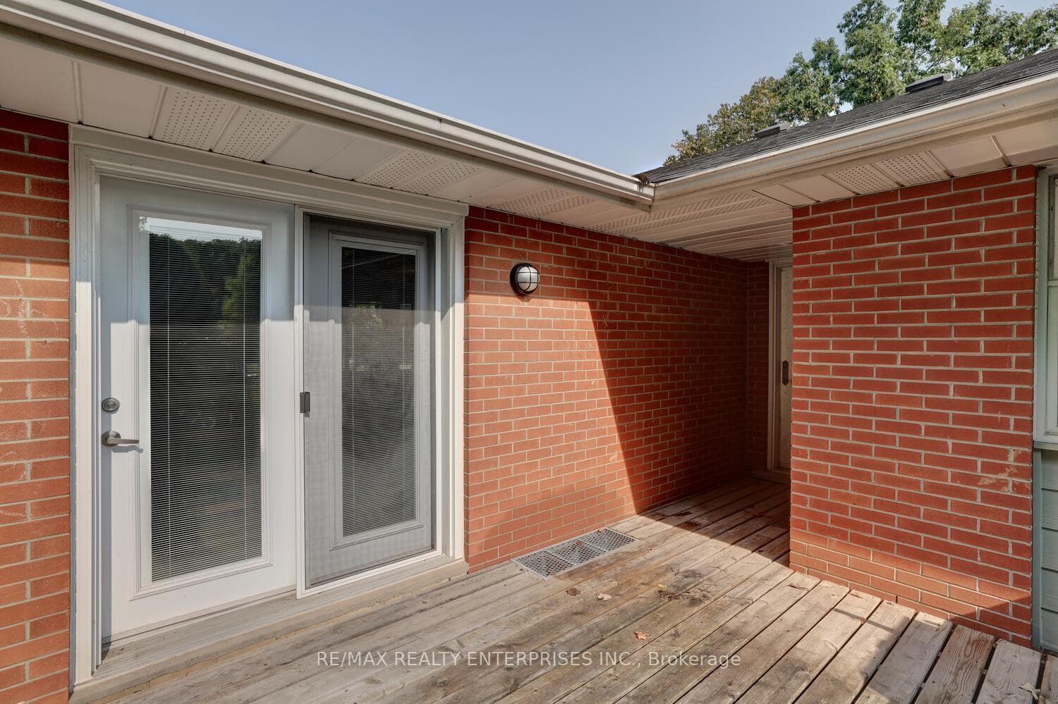 1751 Queen Street photo 28