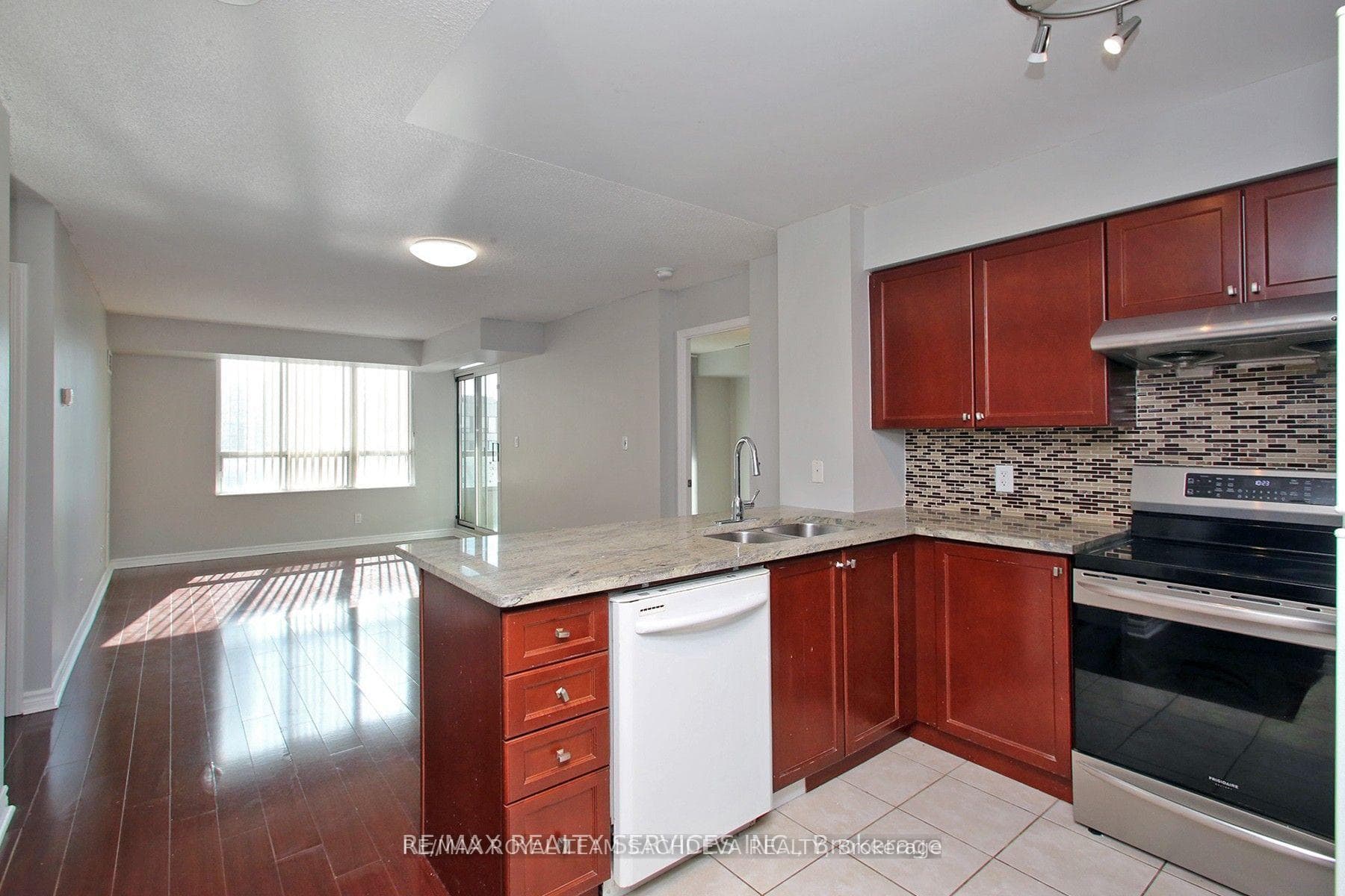 335 Rathburn Road Unit 2007 photo 9