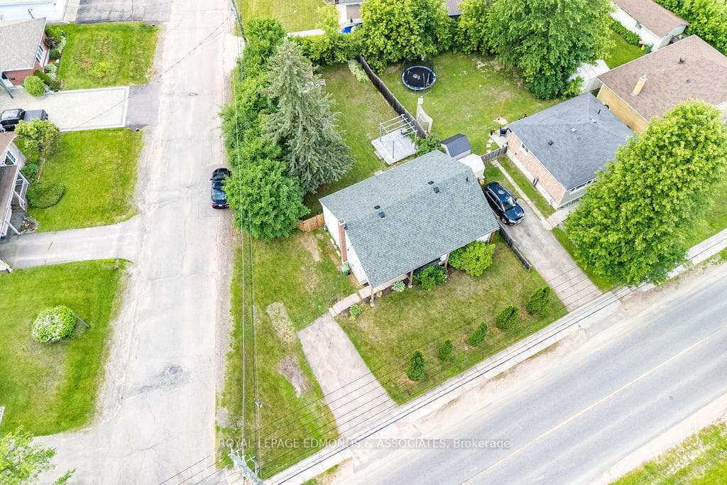 768 Mackay Street photo 35