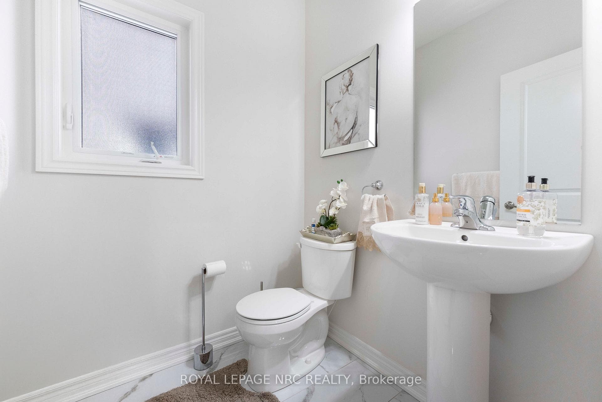 12 Swan Avenue photo 19