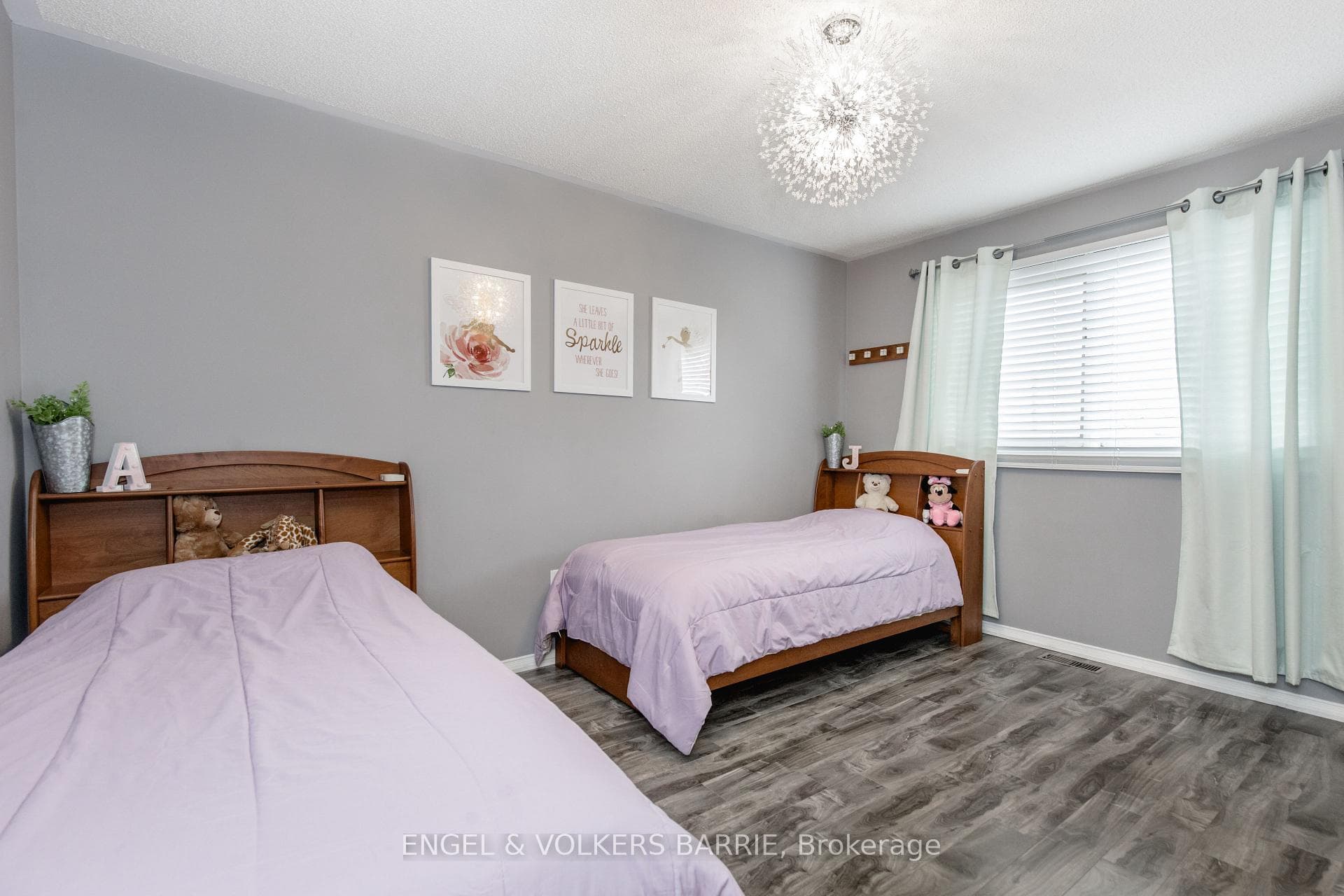 154 PICKETT Crescent photo 27