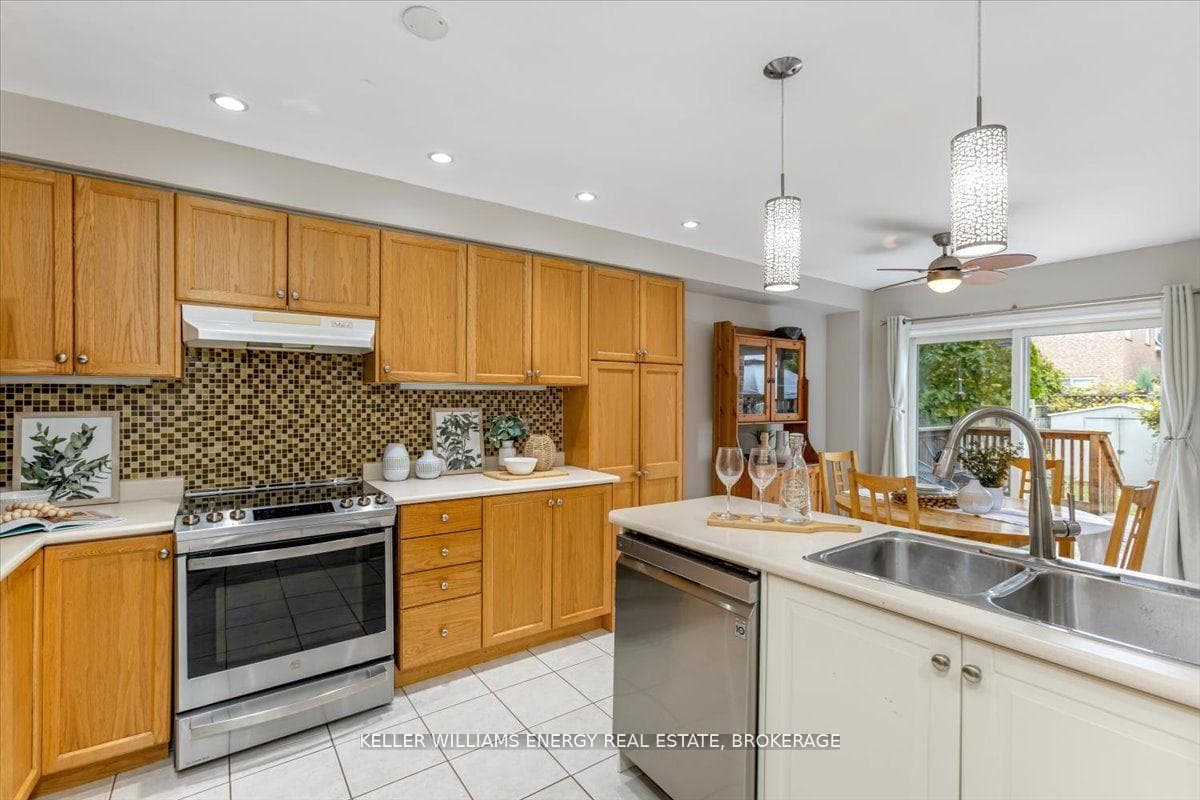 10 Lurosa Crescent photo 5