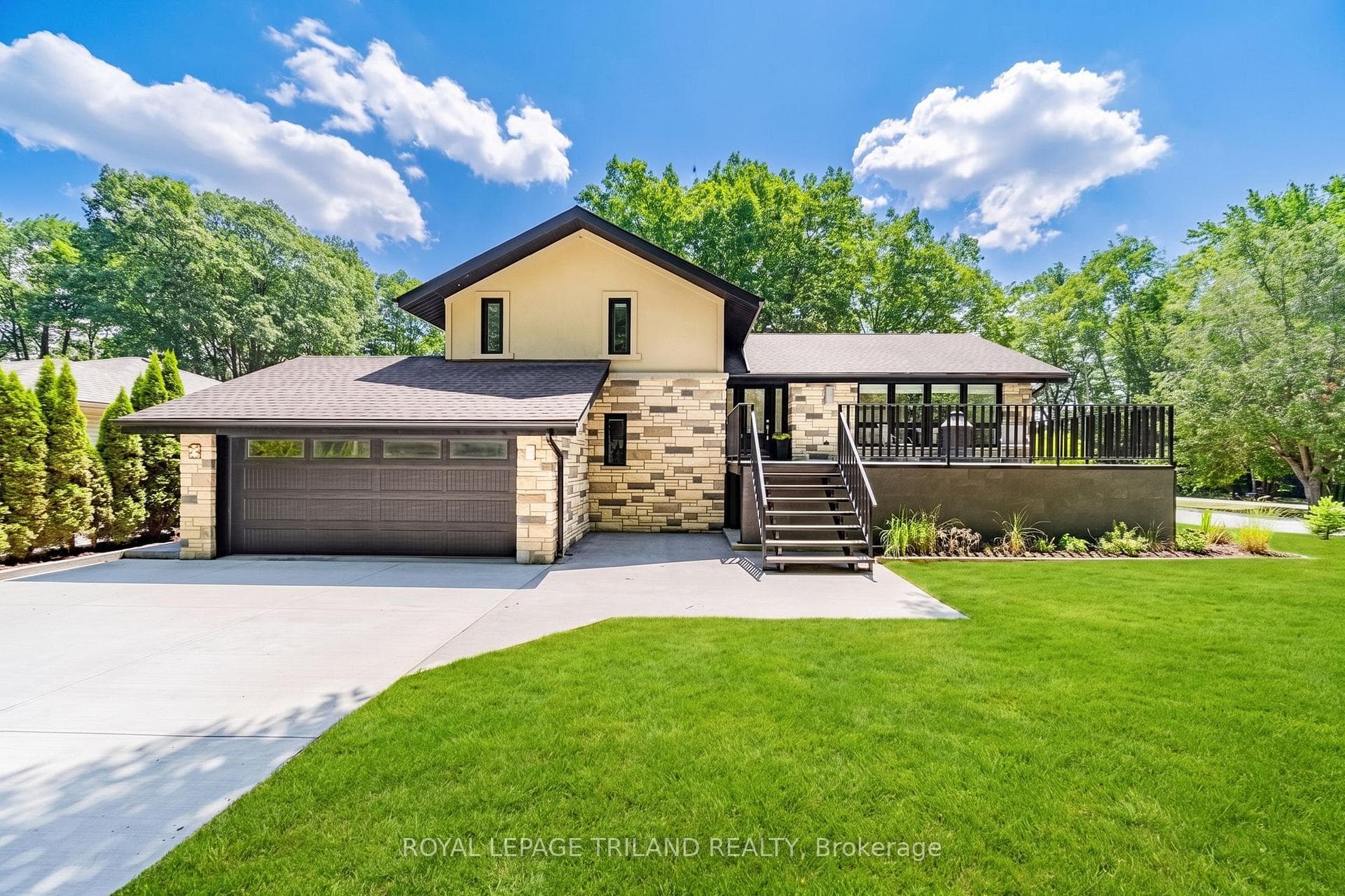 Grand Bend 4-level sidesplit w/ 2 In-Law Suites!