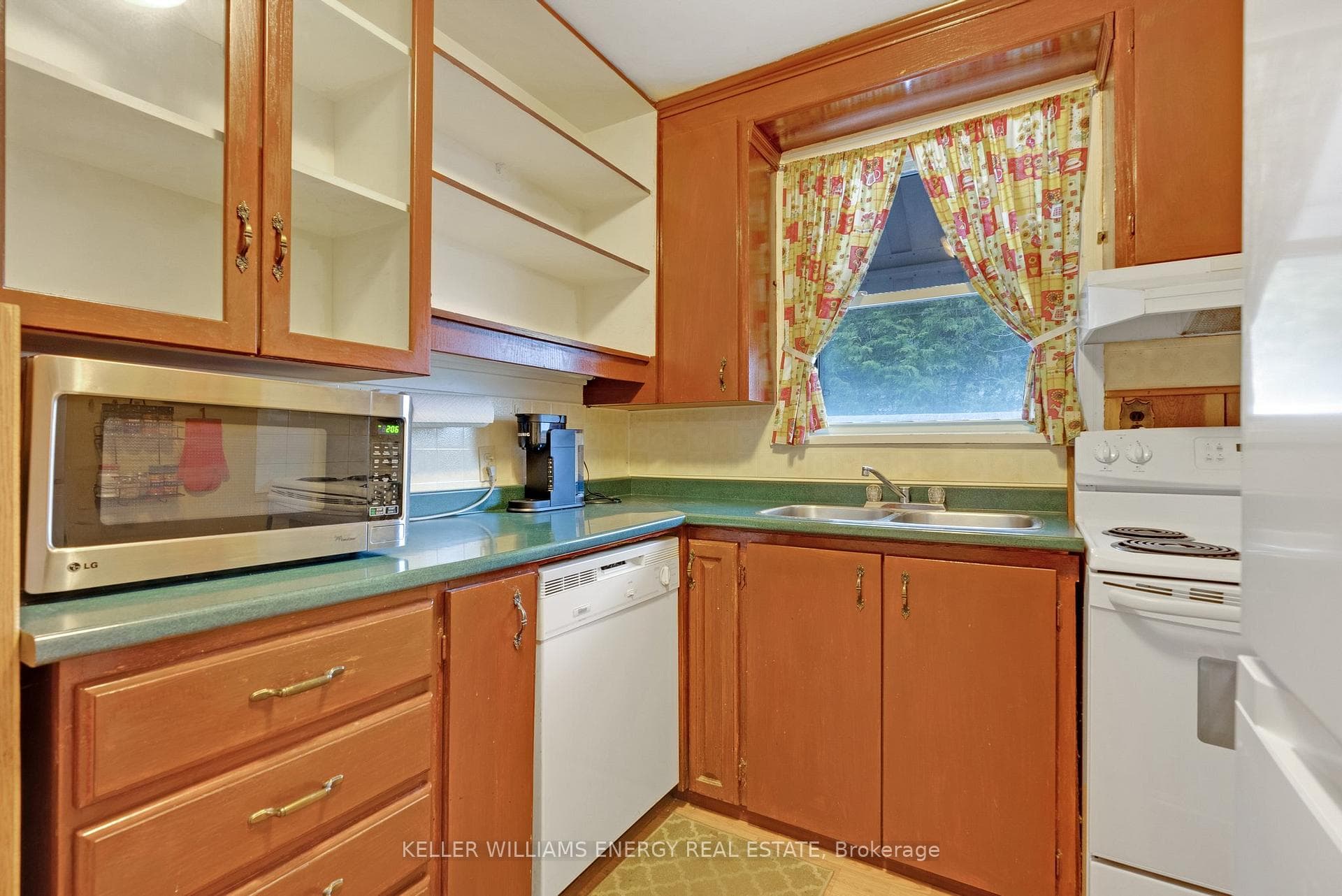 865 Grierson Street photo 8