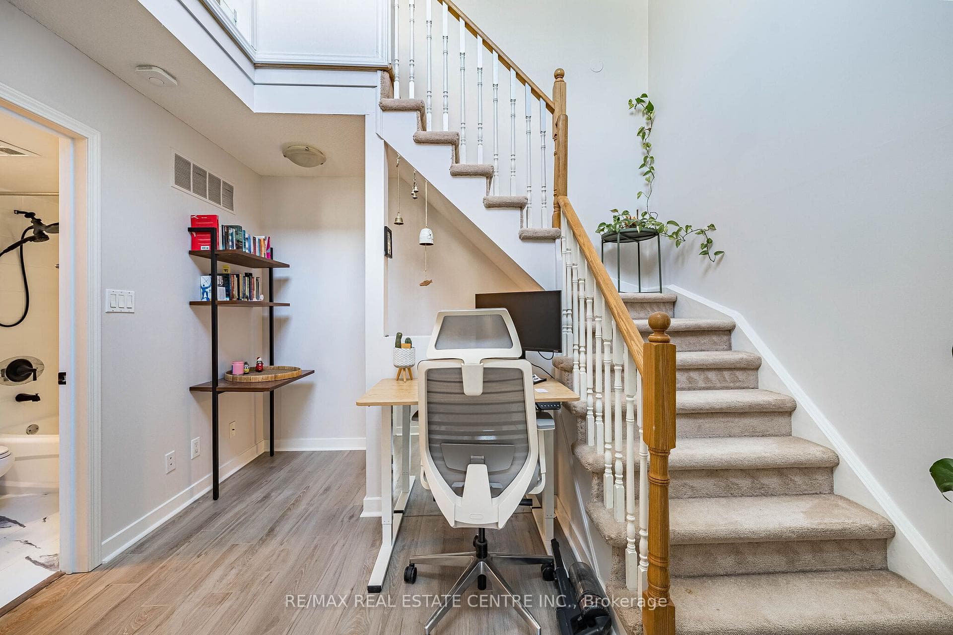 16 Laidlaw Street Unit 920 photo 18