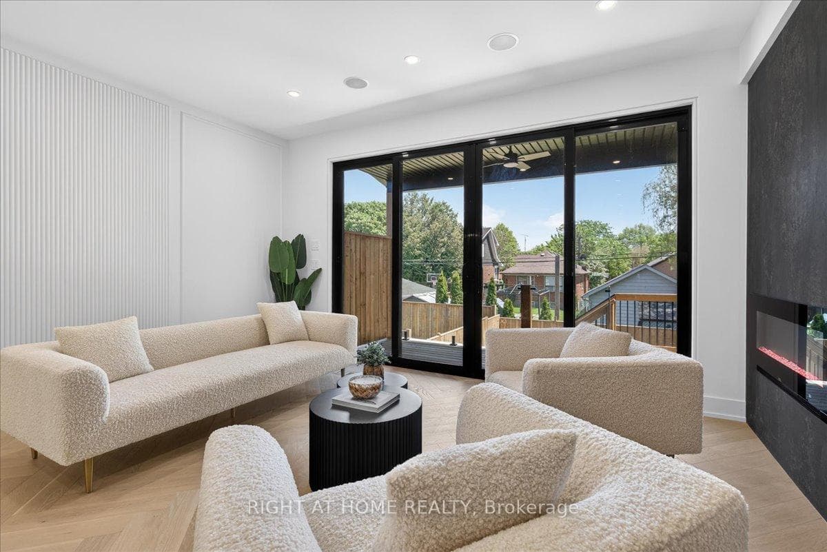 15B ROSEMEADE Avenue photo 16