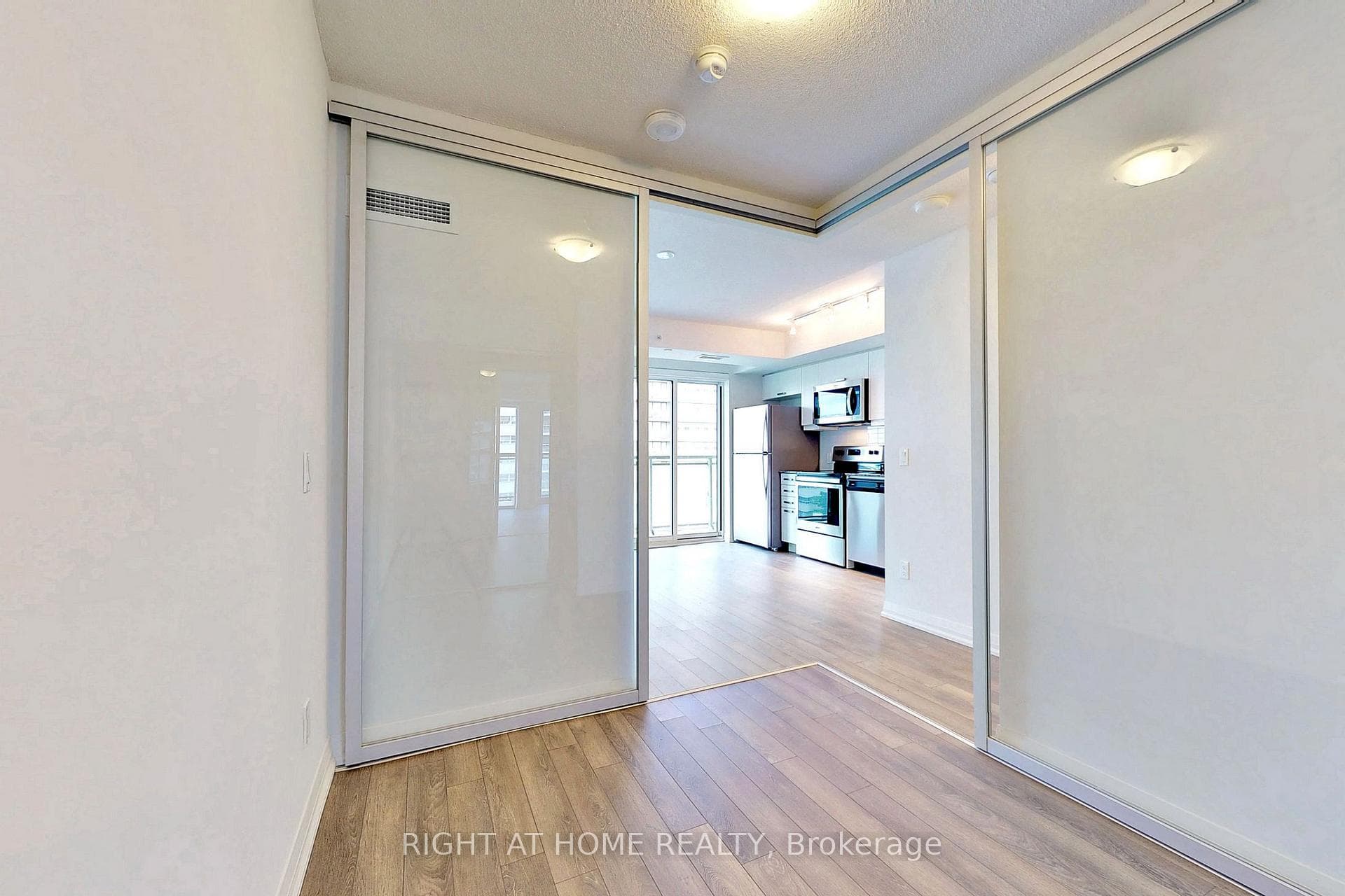 30 Meadowglen Place Unit 802 photo 14