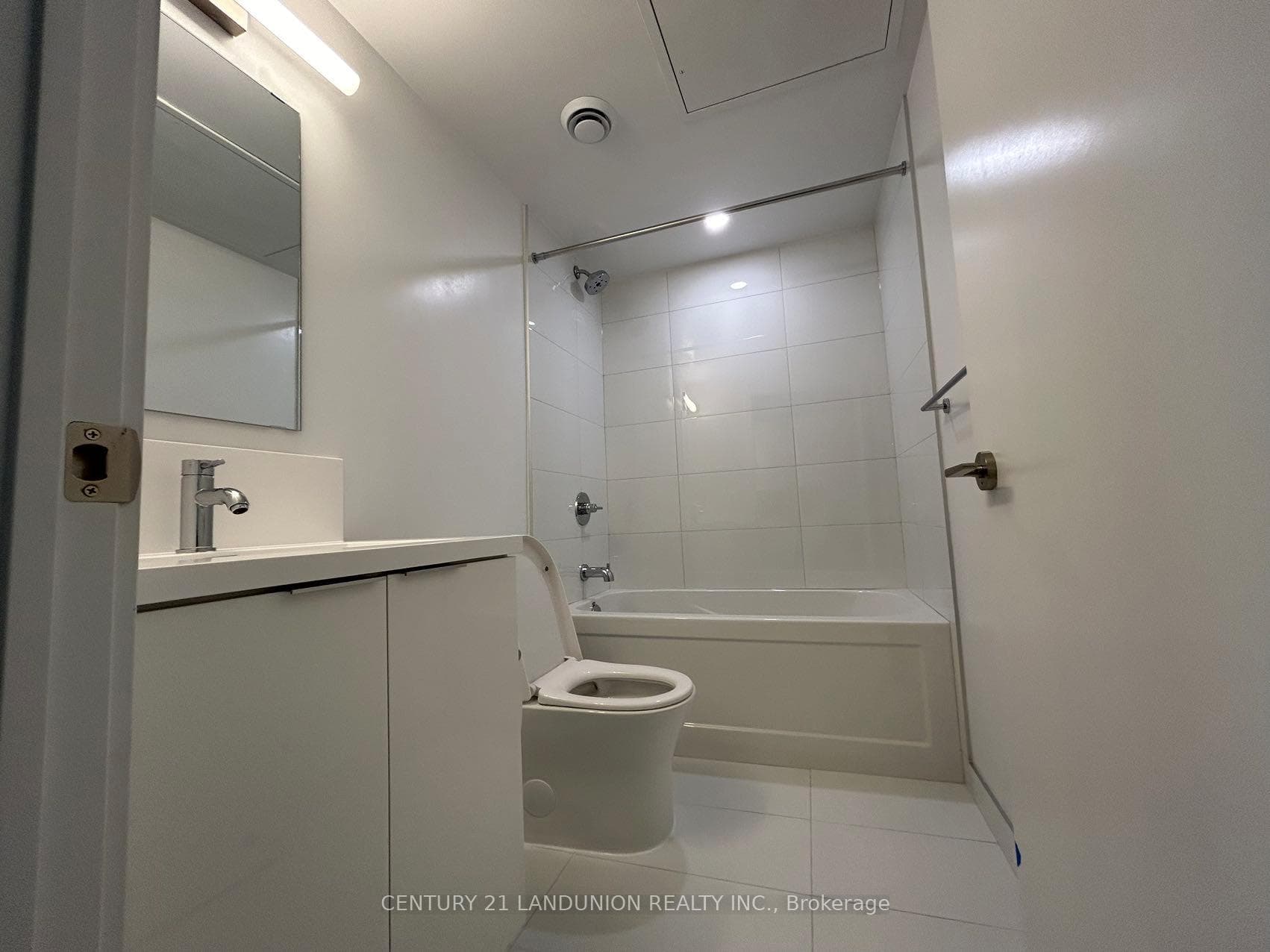 230 Simcoe Street Unit 2221 photo 8