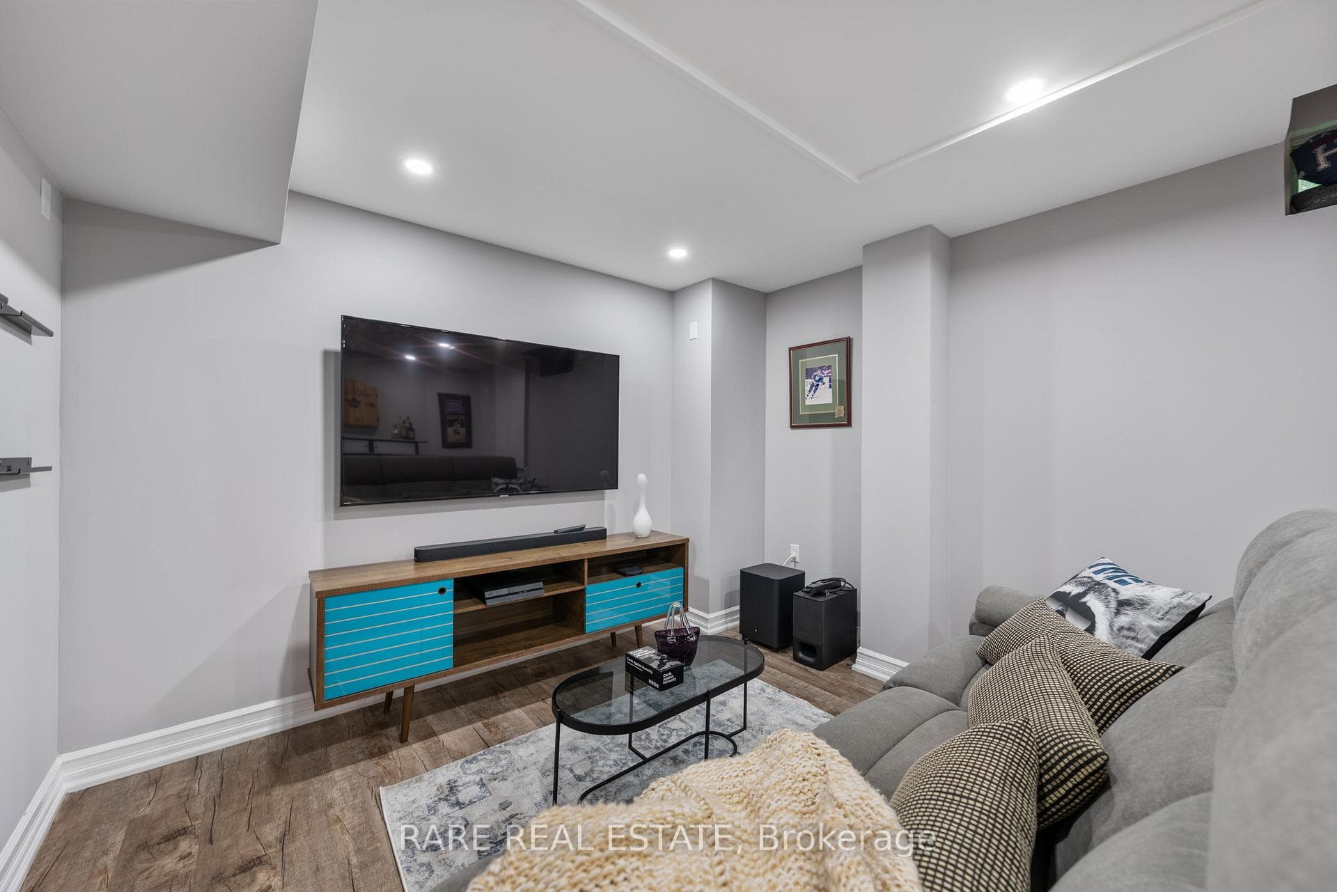 545 Highcliffe Drive photo 29