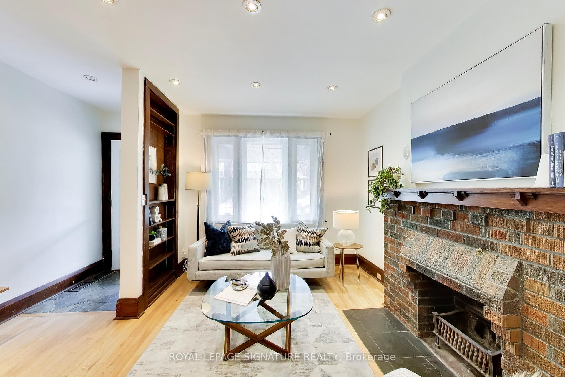2102 Gerrard Street photo 4