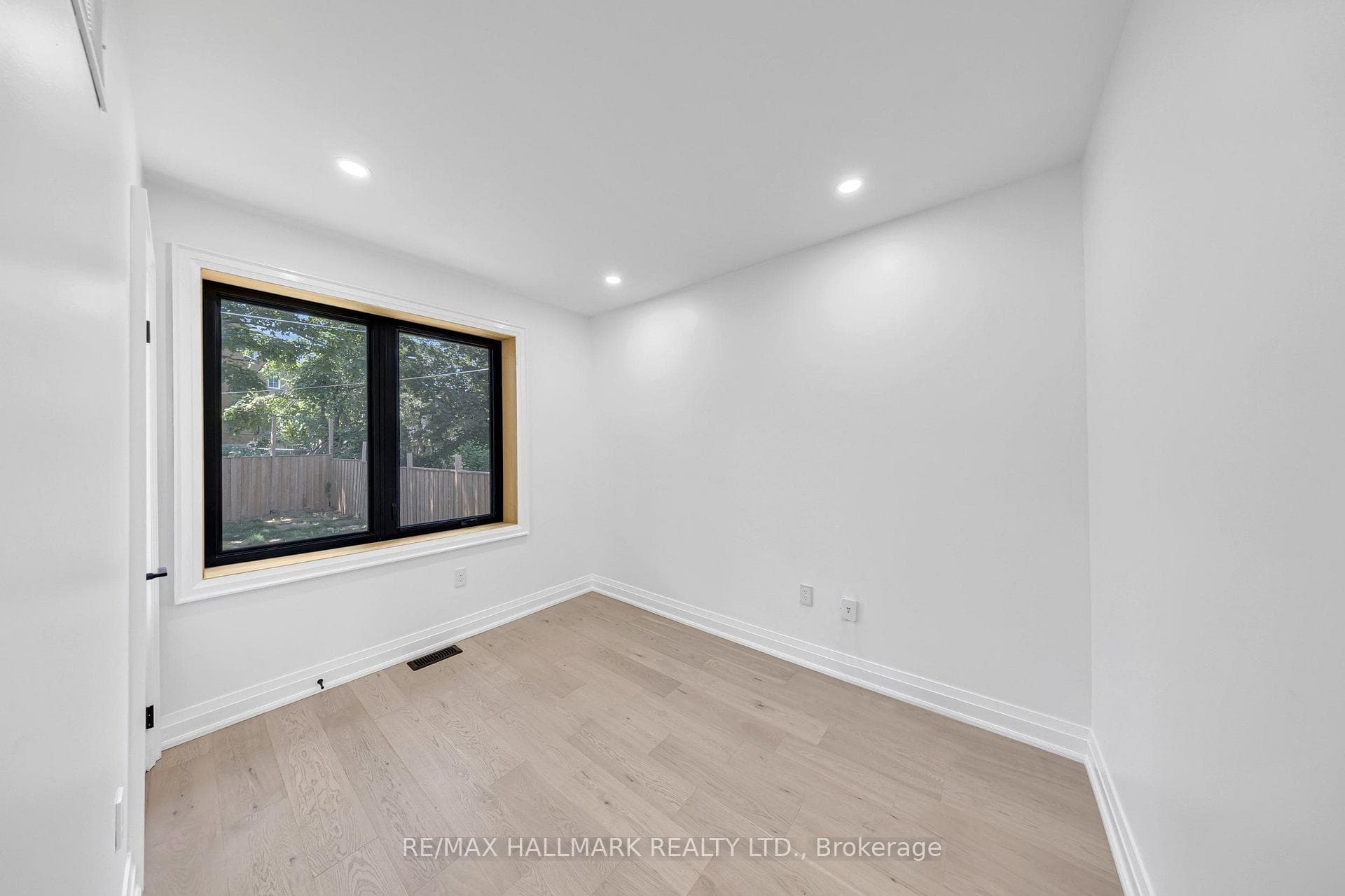 978 Midland Avenue photo 24