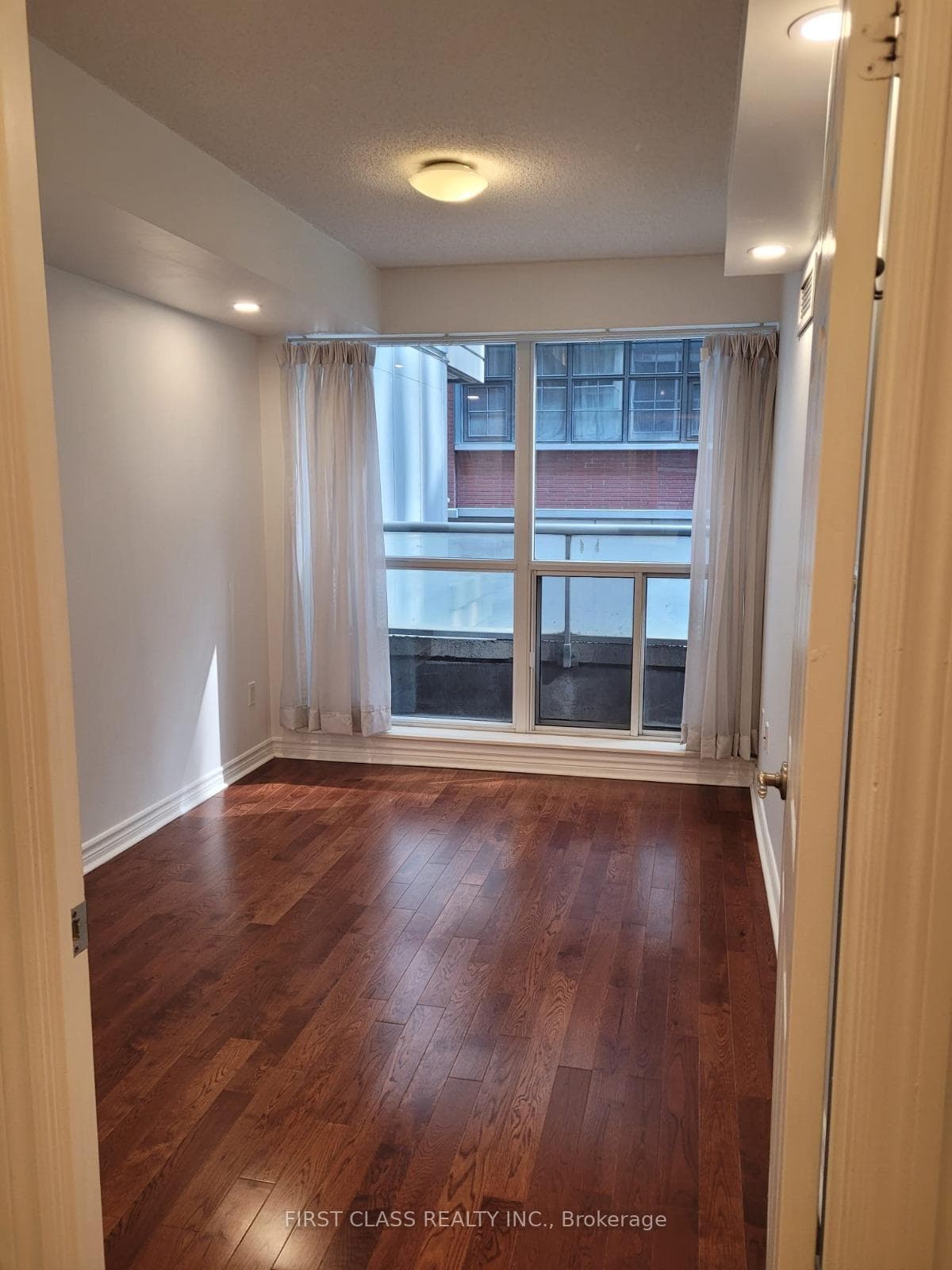 270 Wellington Street Unit 321 photo 12