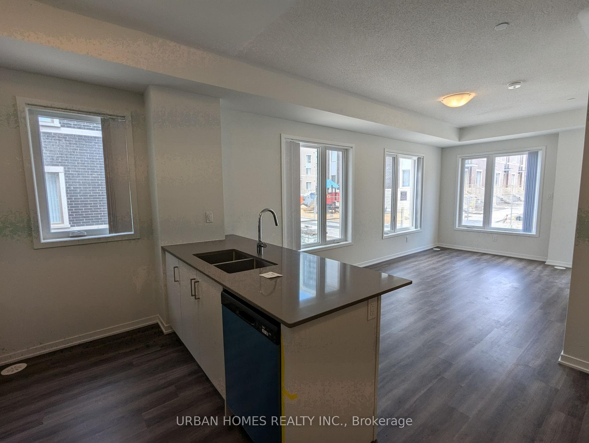 141 honeycrisp Crescent Unit 208 photo 2
