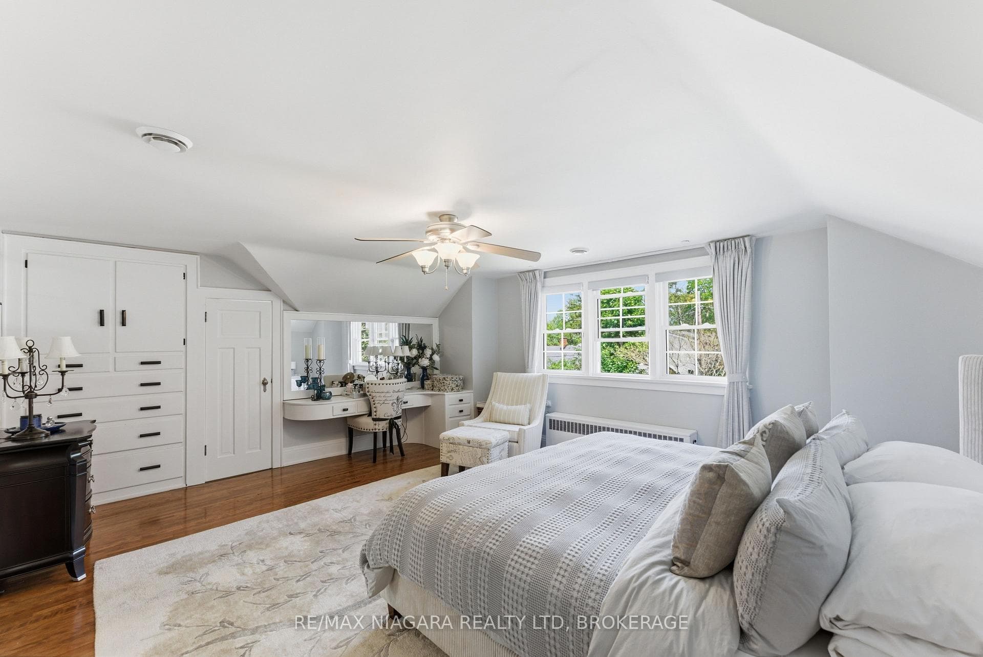 8 Giles Crescent photo 16
