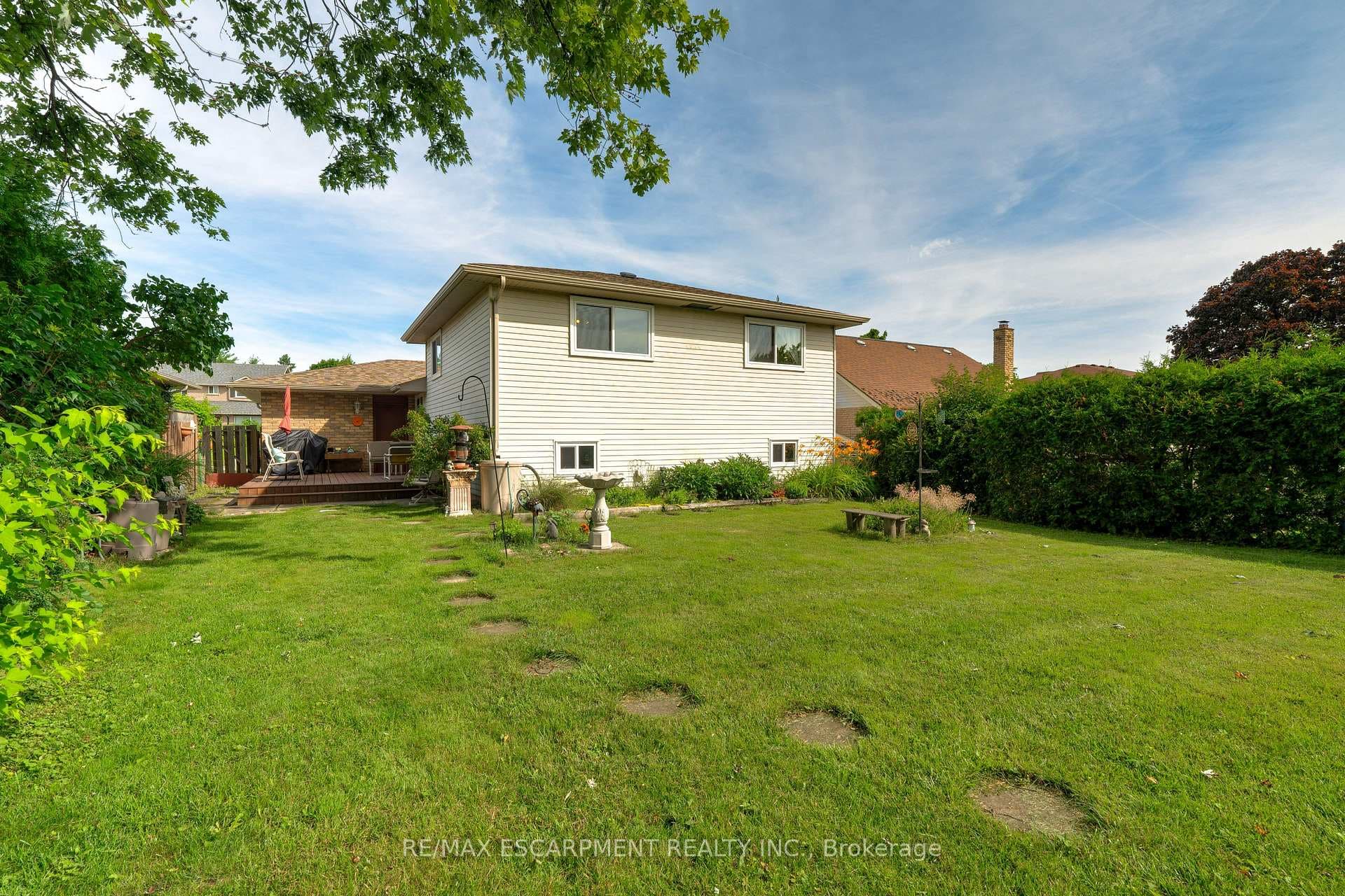 2358 Arnold Crescent photo 27