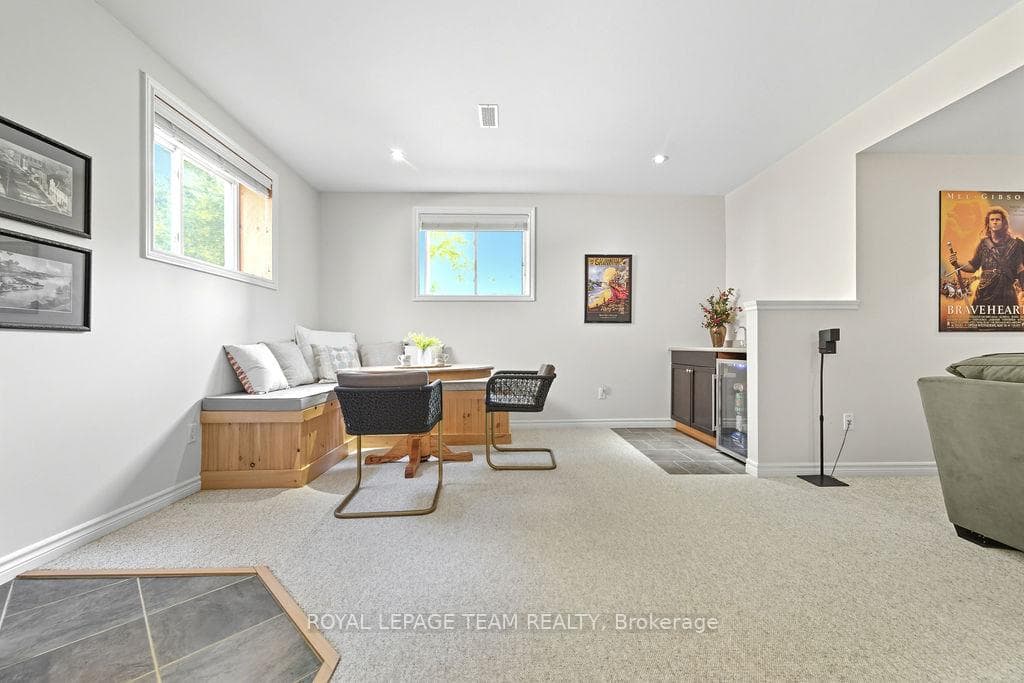698 BARRYVALE Road photo 43