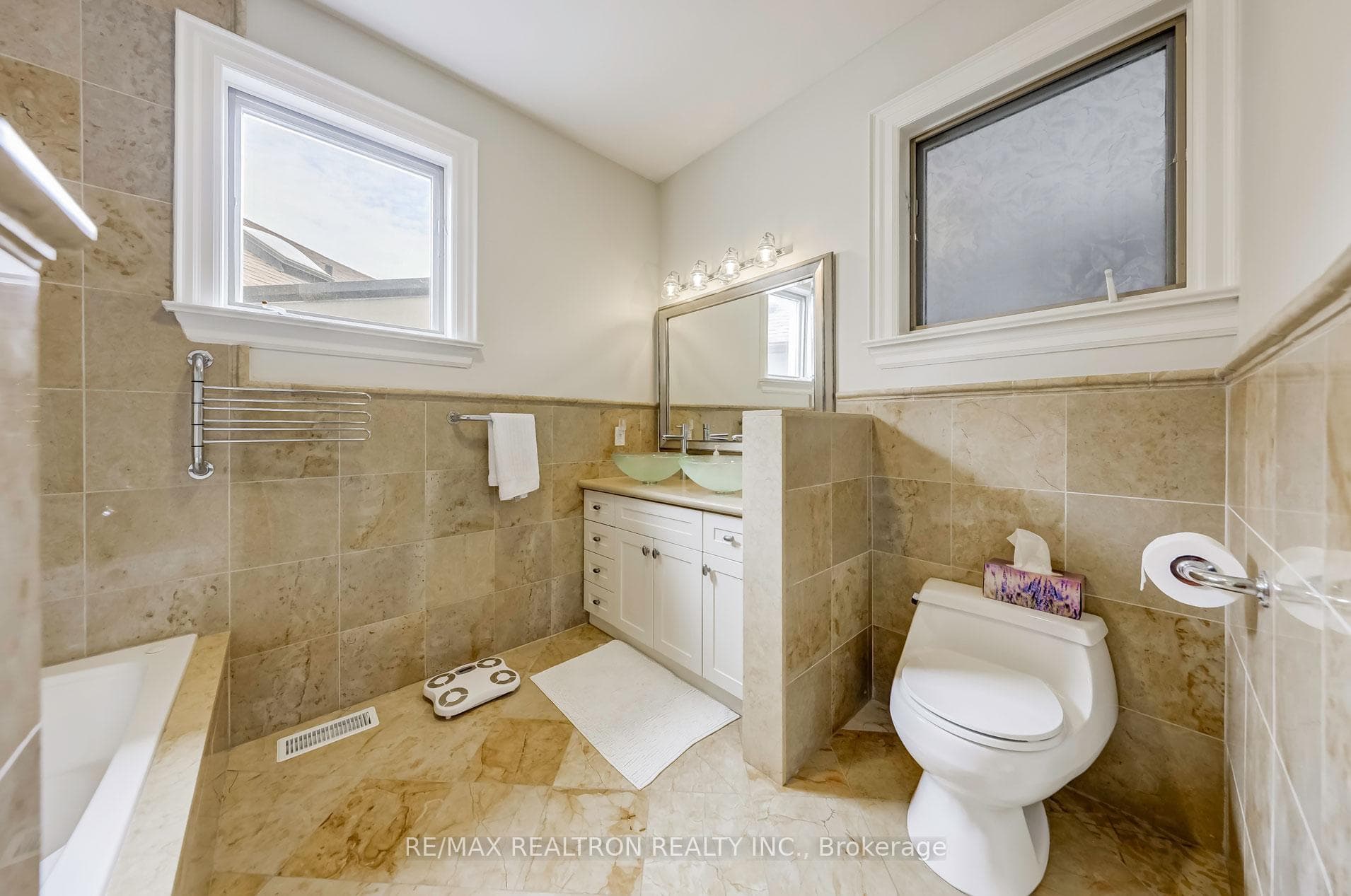 358 Fairlawn Avenue photo 17