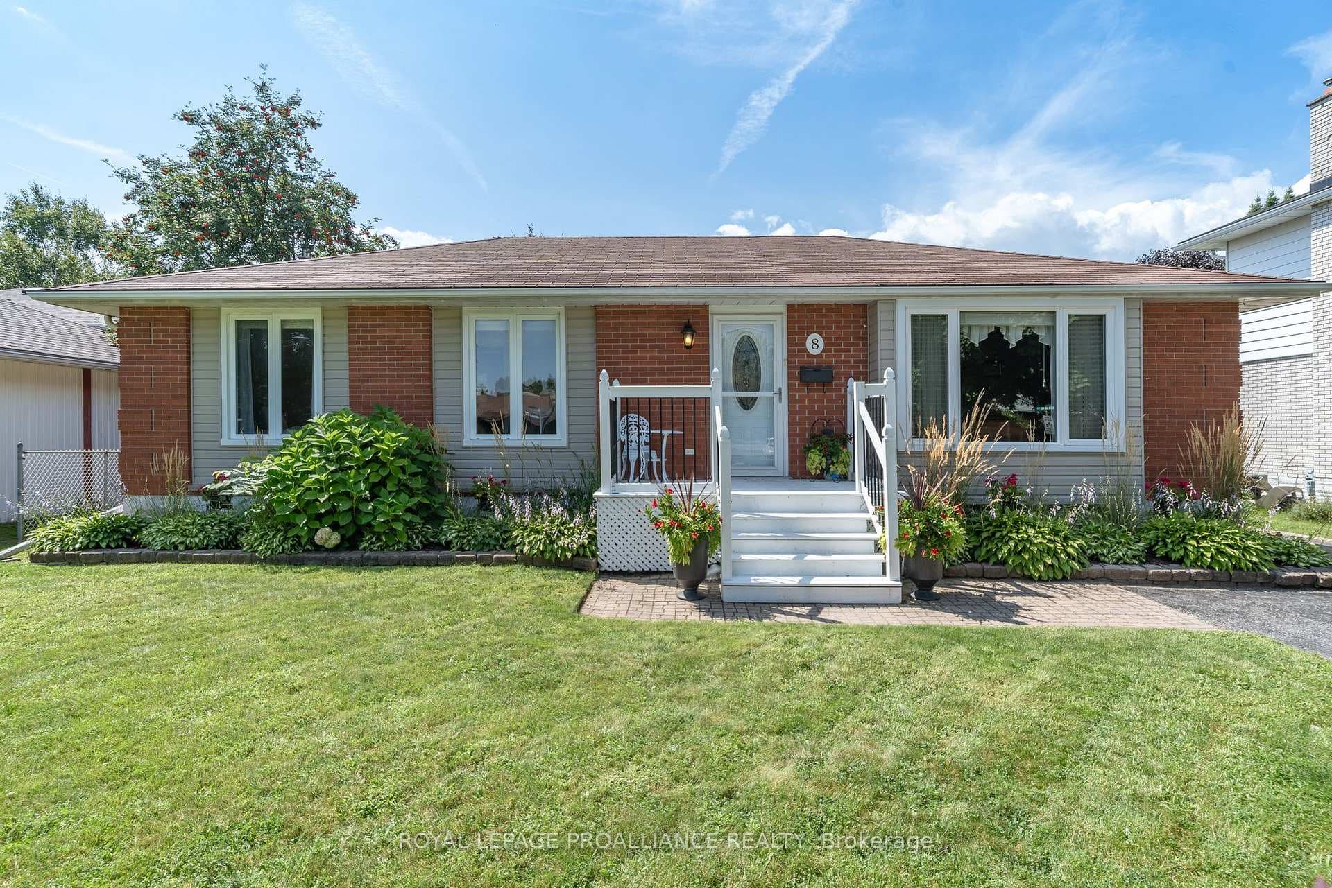 8 Westmount Drive photo 1