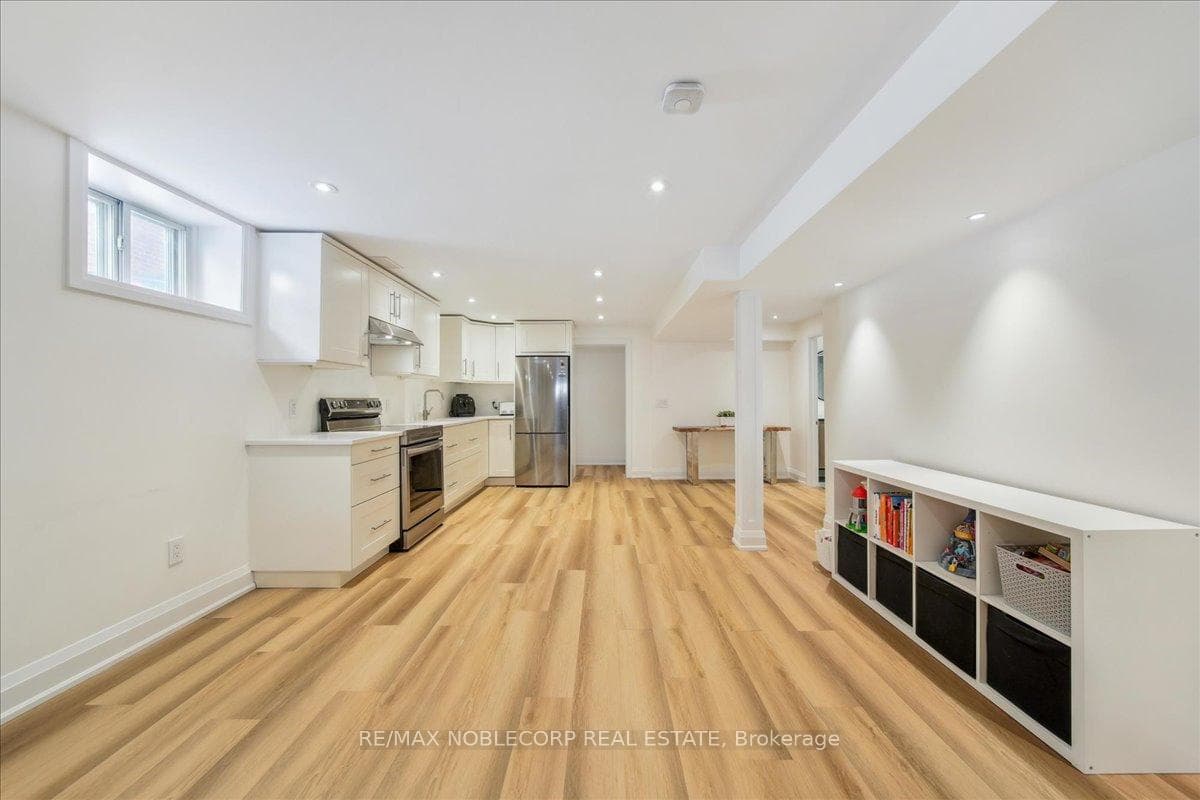 72 Christina Crescent photo 36