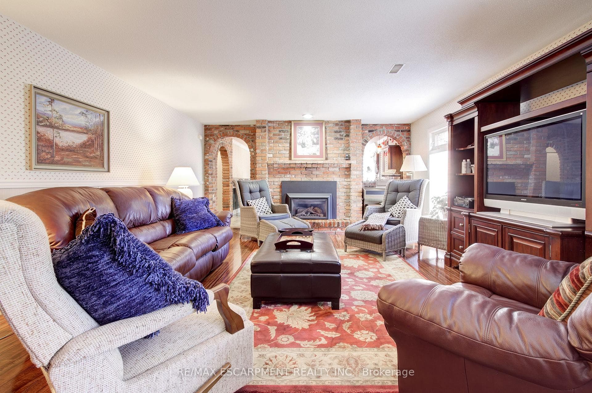 Rec room with Fireplace