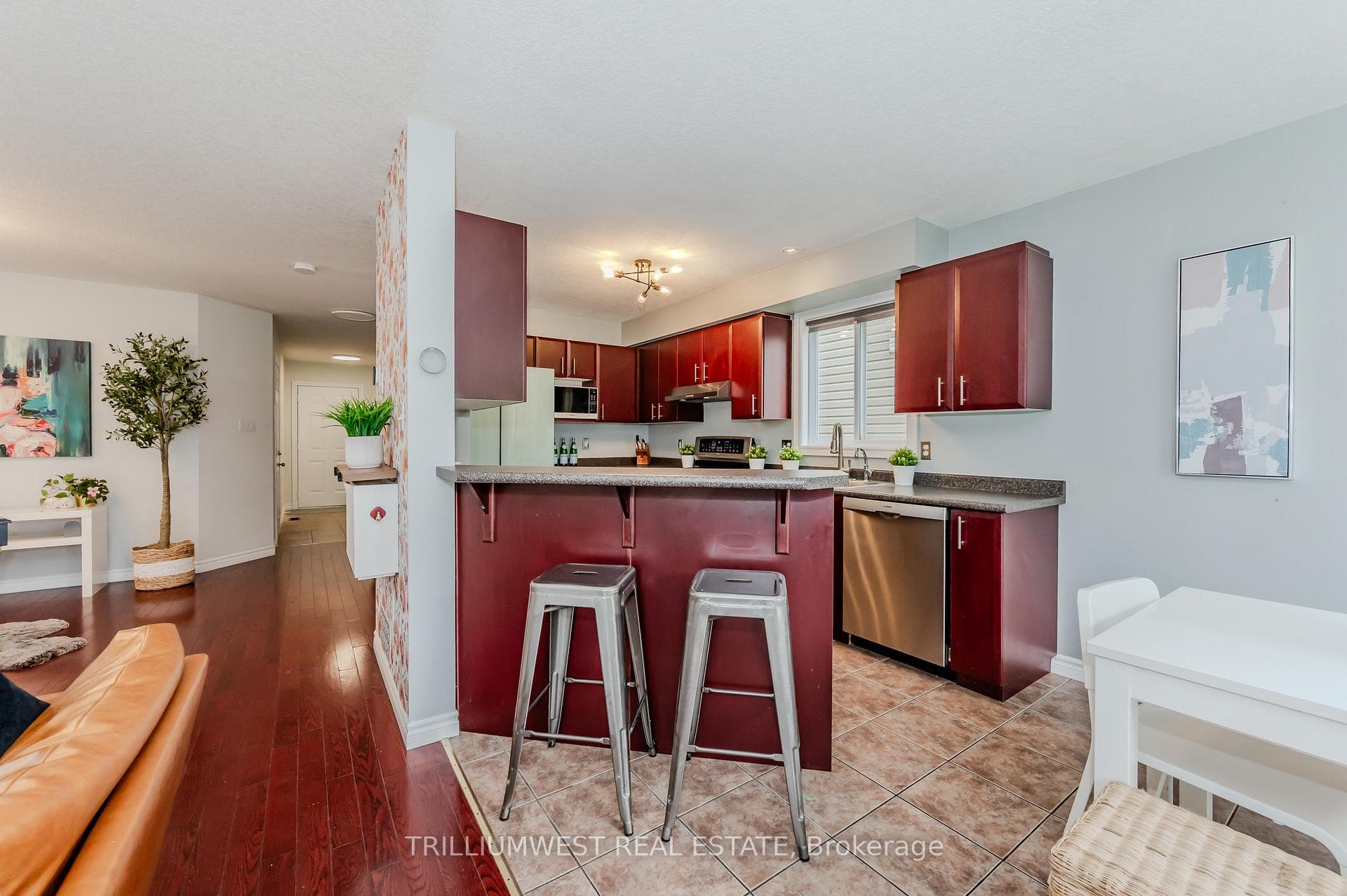 365 Sauve Crescent photo 11