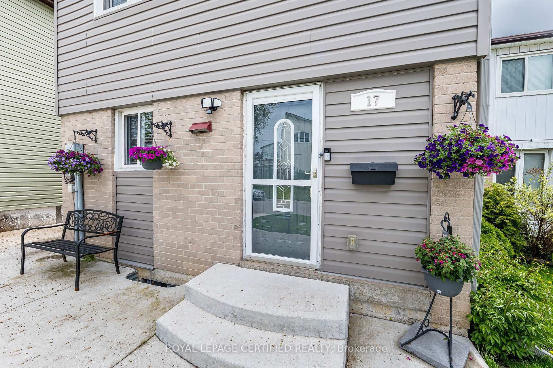 17 Holmcrest Court photo 3