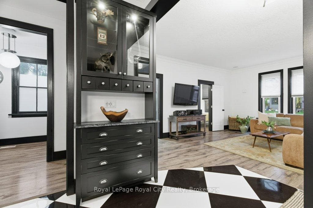 554 Woolwich Street photo 16