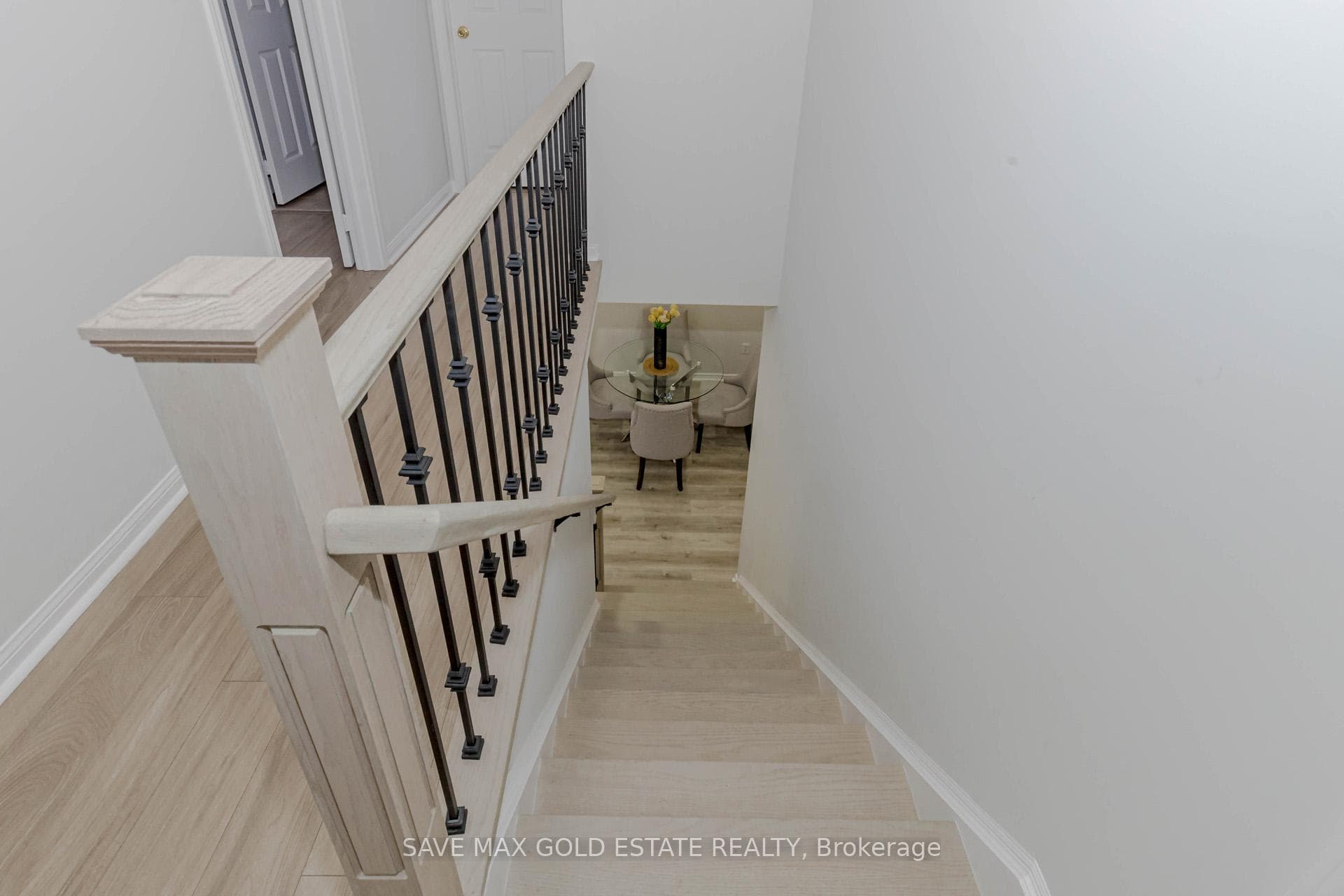 354 Baverstock Crescent photo 17