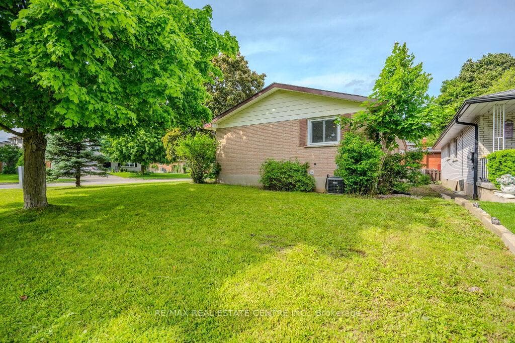 62 Lambert Crescent photo 21