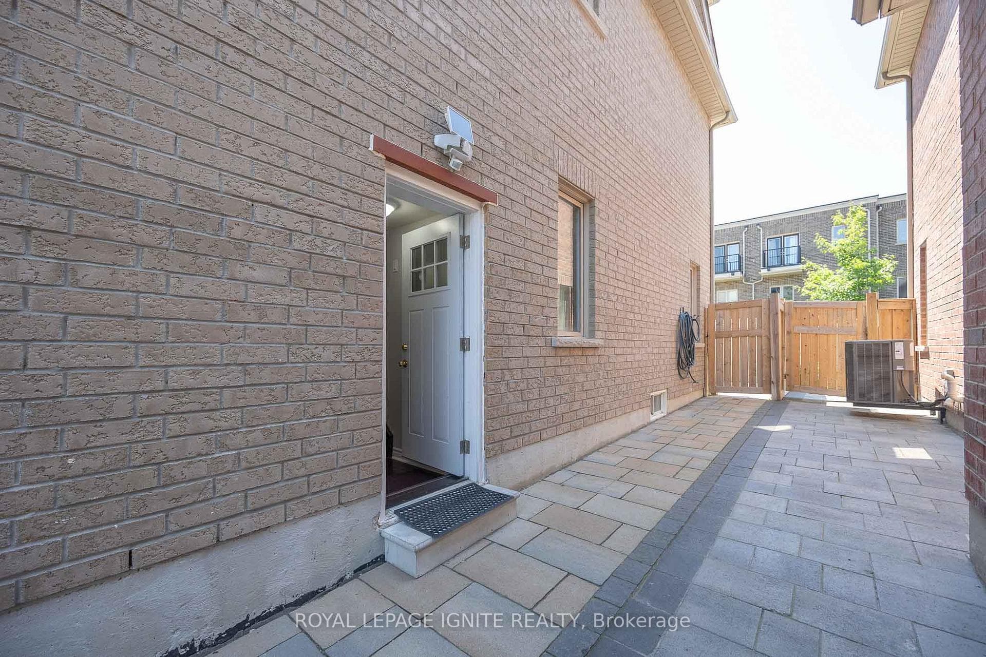 95 McRoberts Crescent photo 7