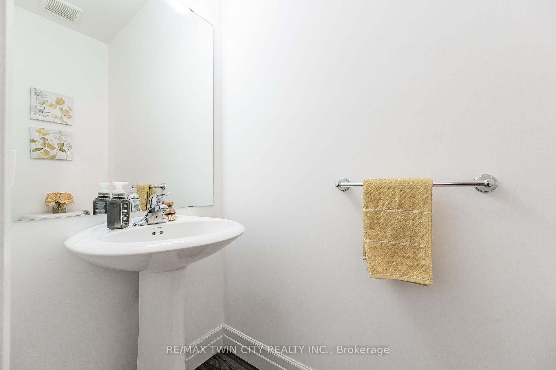 136 Village Road photo 26