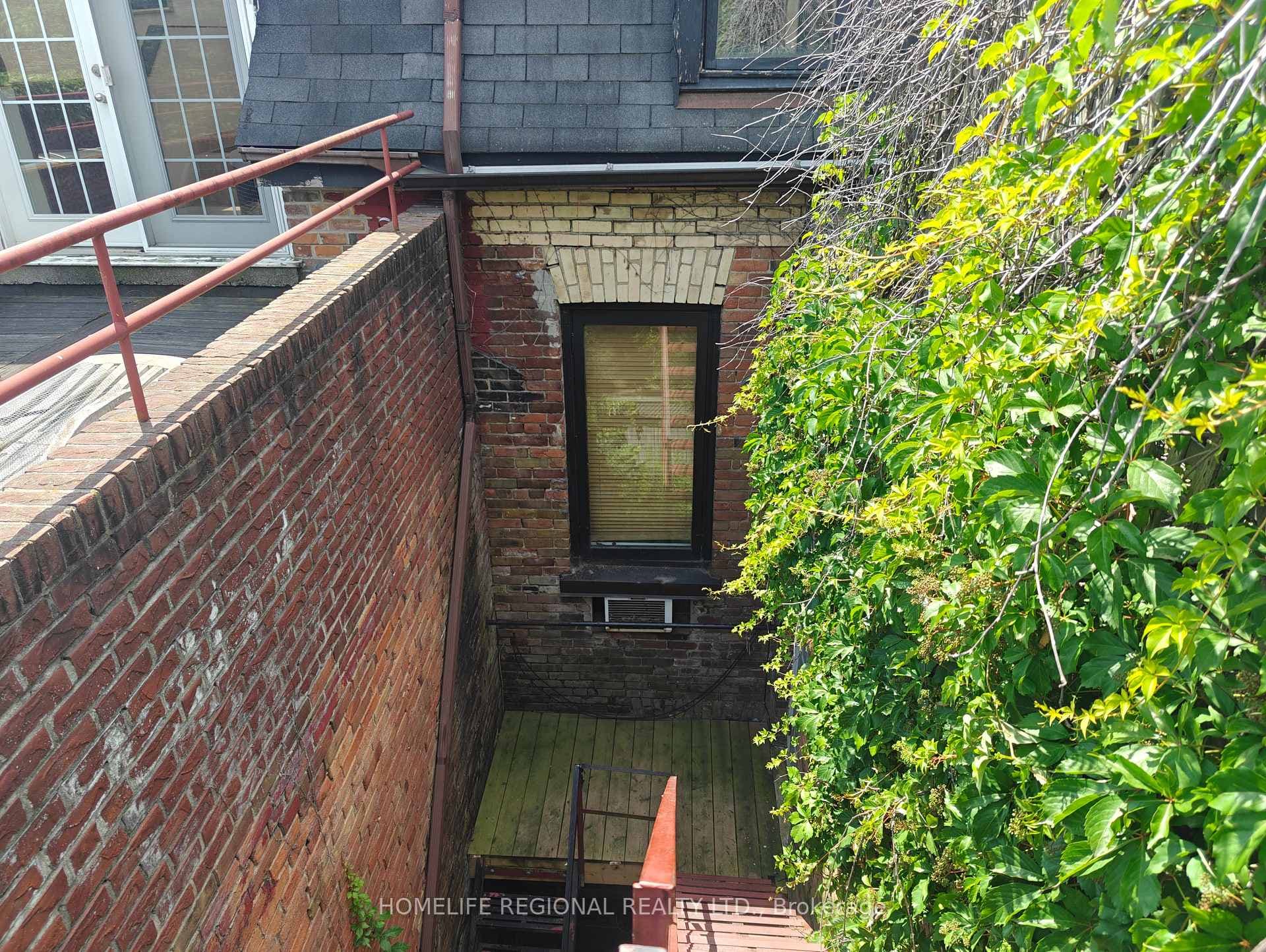 130 Shuter Street photo 35