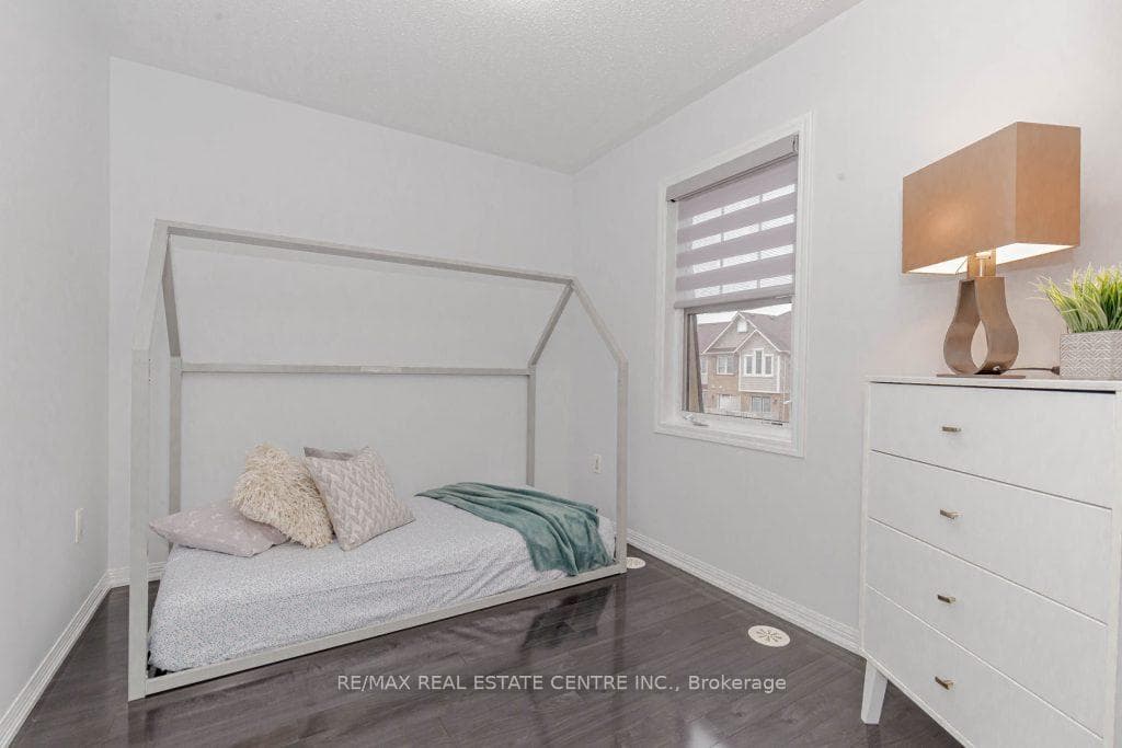 629 Attenborough Terrace photo 33
