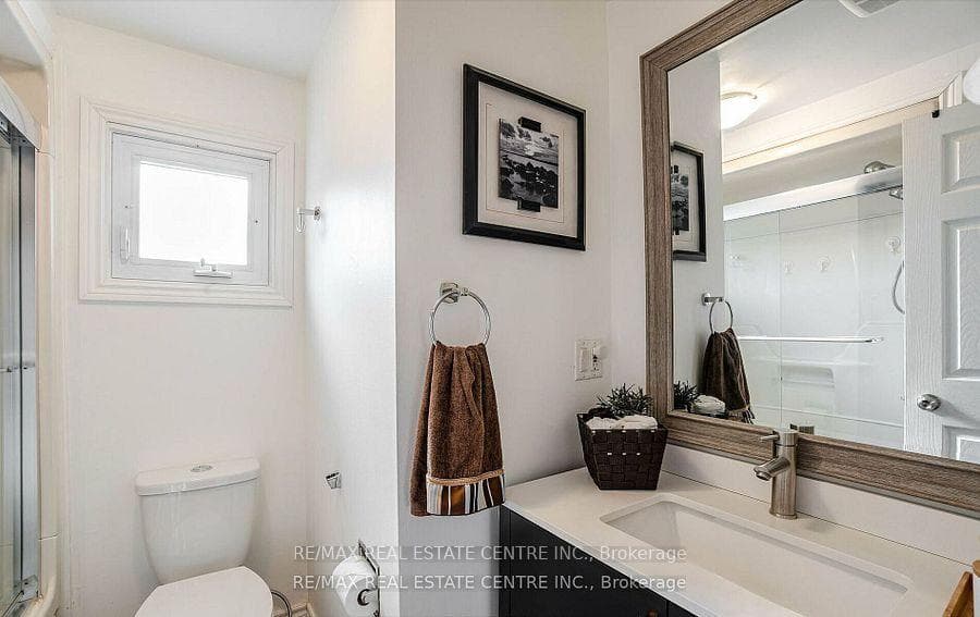 2046 Glenada Crescent photo 29