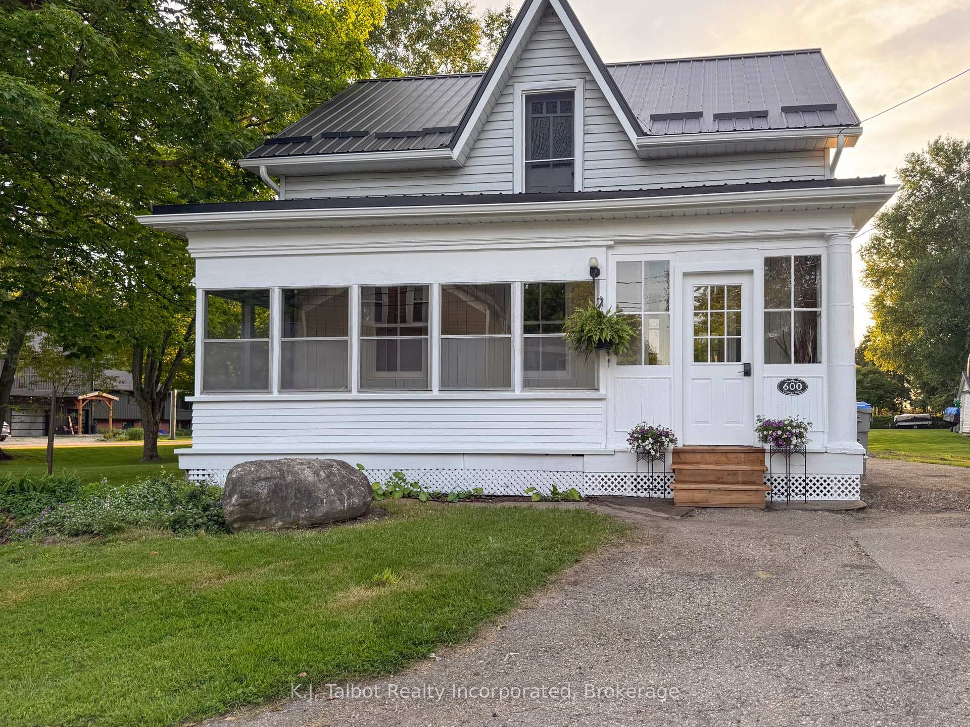 600 Fishleigh Street photo 26