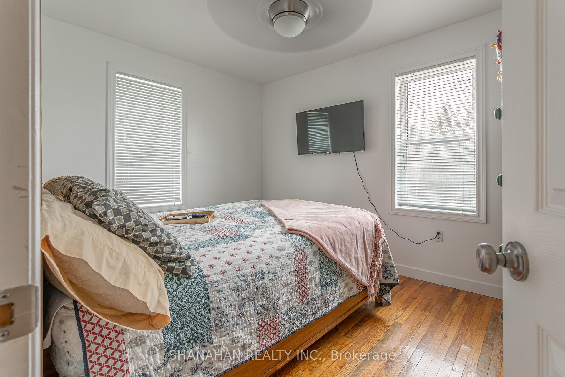 438 Huron Street photo 15