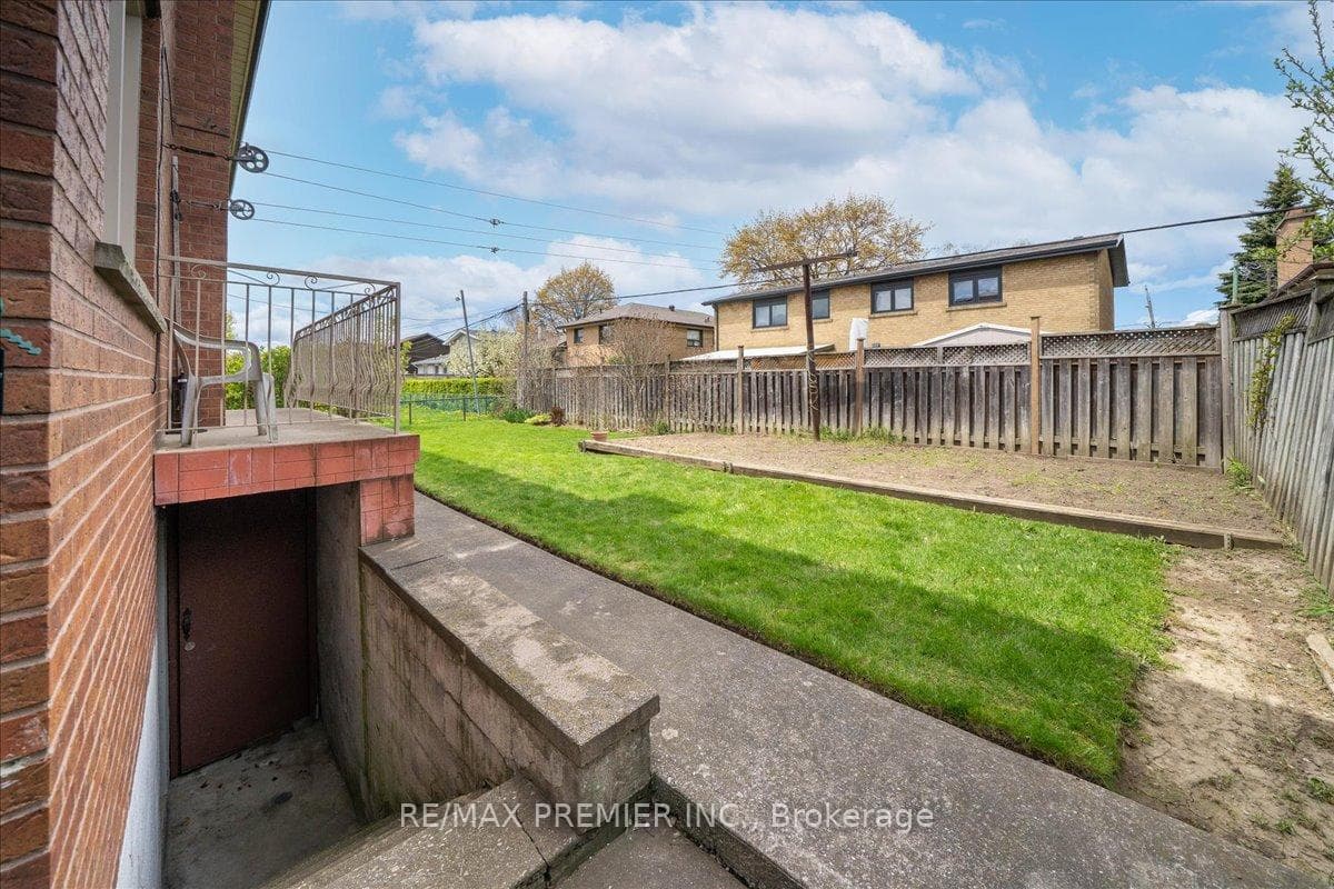 100 Hallsport Crescent photo 47