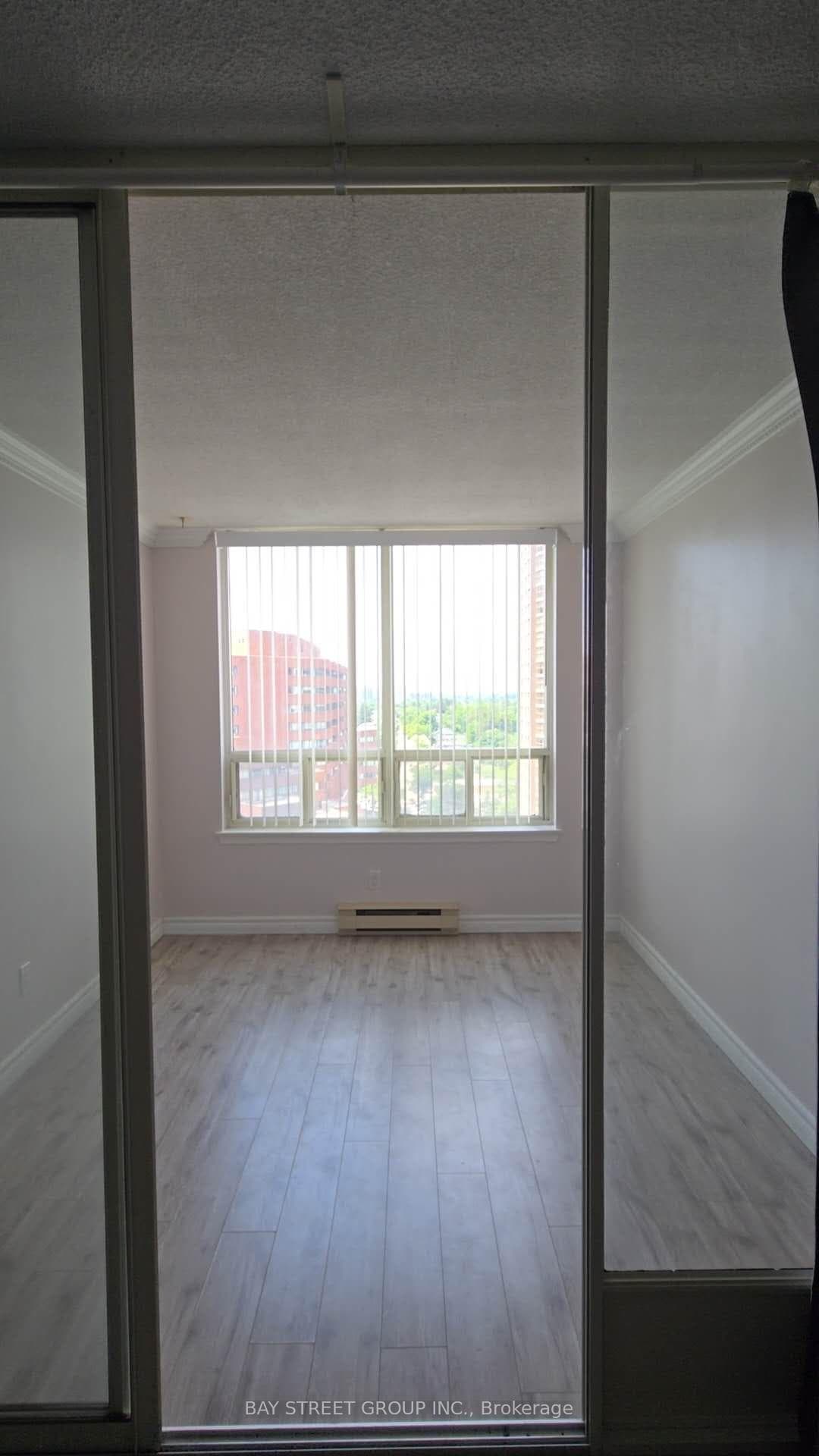 30 Greenfield Avenue Unit 1612 photo 4