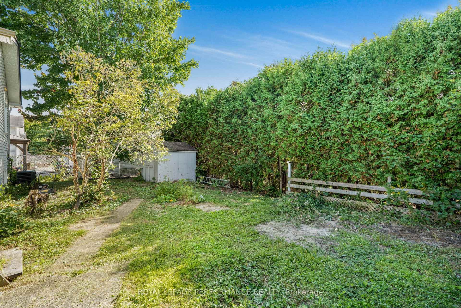 42 Chateau Crescent photo 19