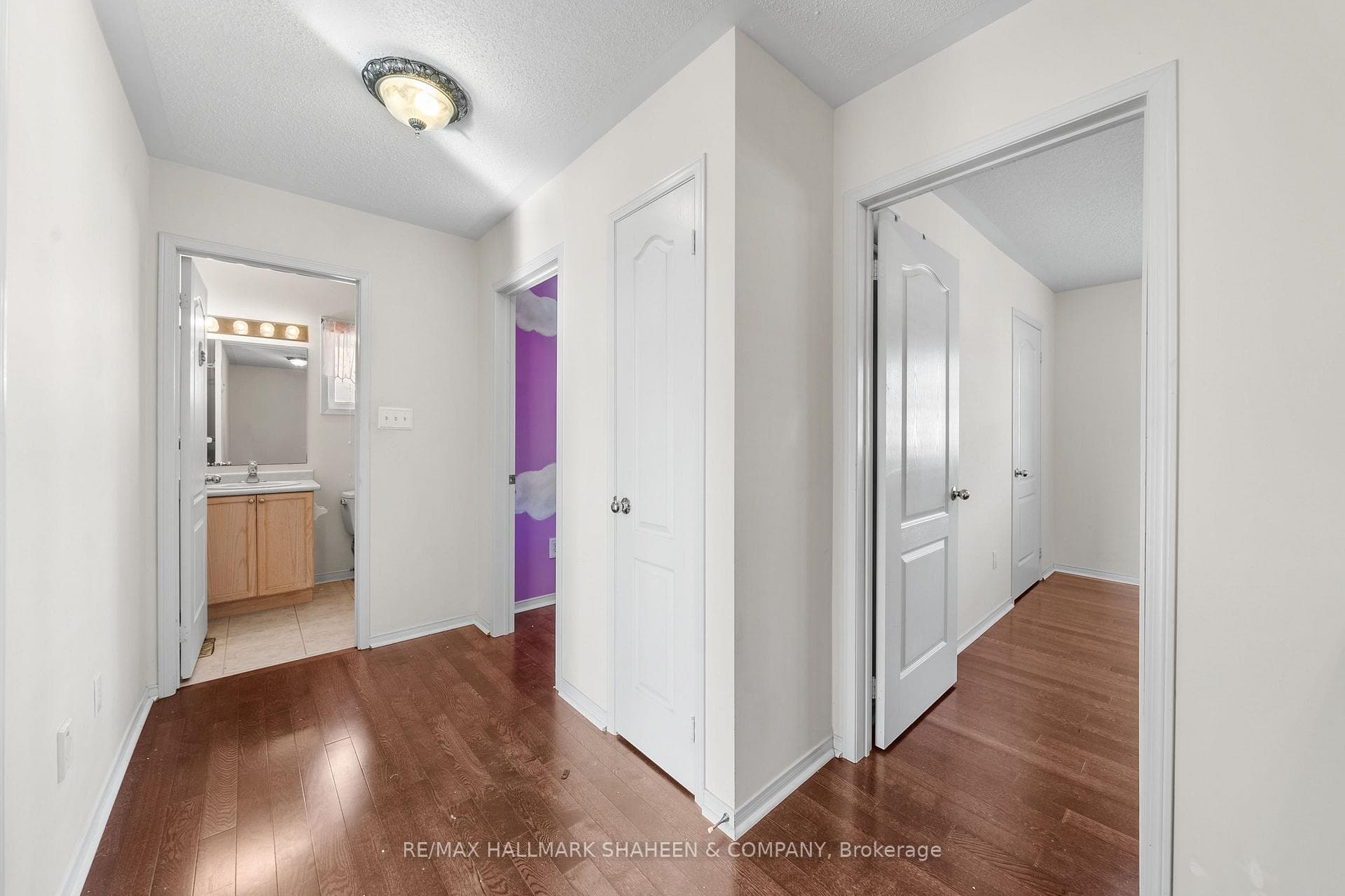 909 Oaktree Crescent photo 20