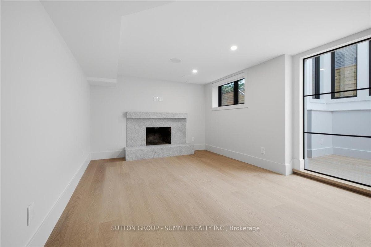 160 Allan Street photo 26
